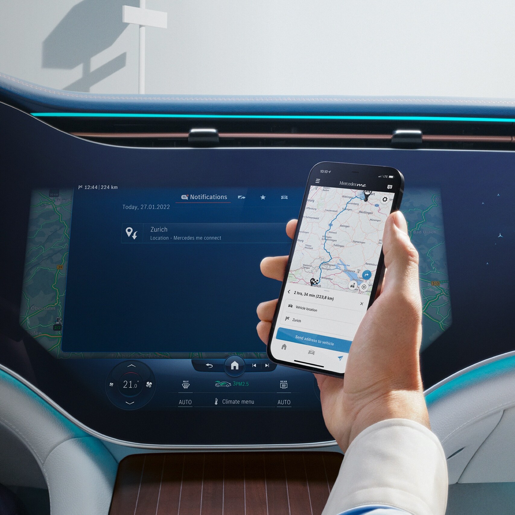 Mężczyzna otwiera na swoim smartfonie aplikację Mercedes-Benz.