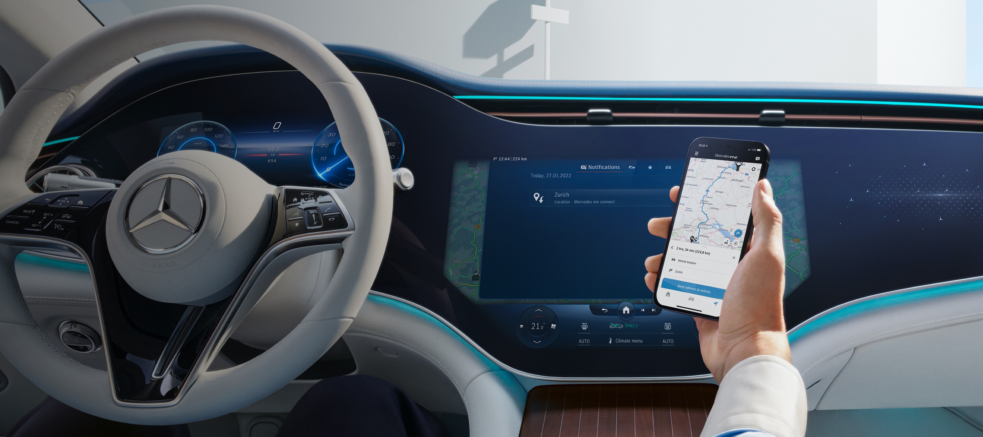 Aplikacje | Mercedes-Benz Mężczyzna otwiera na swoim smartfonie aplikację Mercedes-Benz.