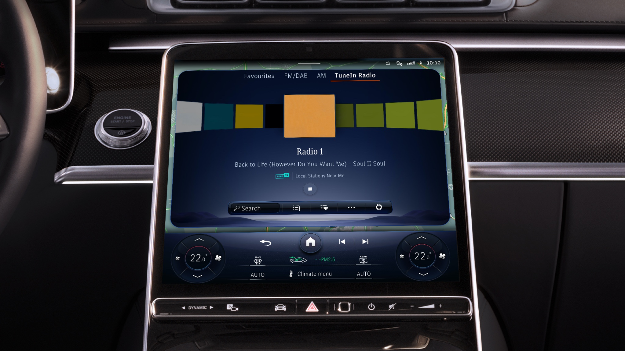 Radio internetowe | Rozrywka | Mercedes-Benz Dzięki Pakietowi Rozrywki system multimedialny MBUX w Mercedes-Benz wyświetla rozszerzone informacje, takie jak wykonawca, tytuł i okładka albumu.