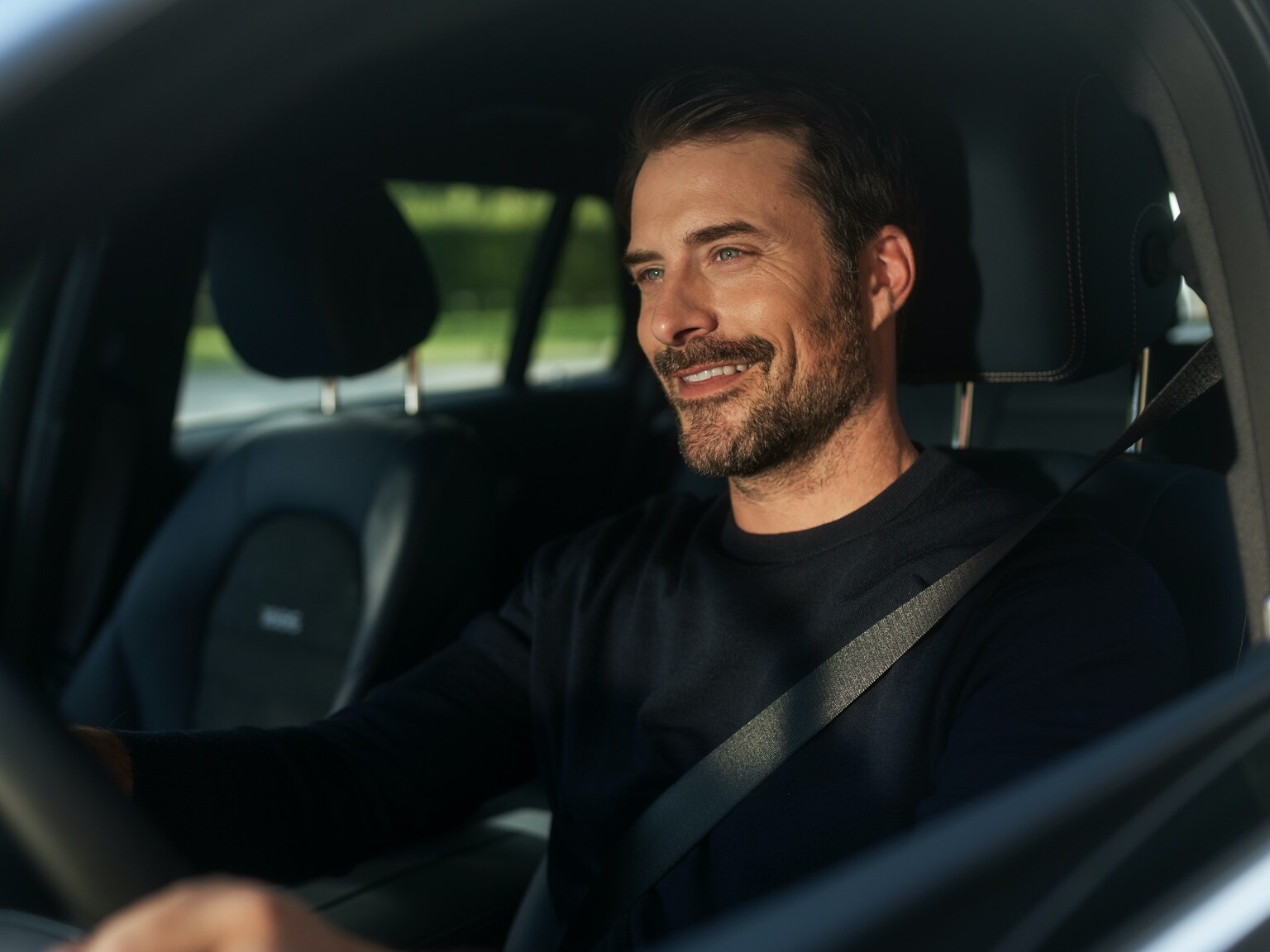 Mężczyzna cieszy się nieprzerwanie radiem internetowym w&nbsp;swoim modelu Mercedes-Benz dzięki Pakietowi Rozrywki.