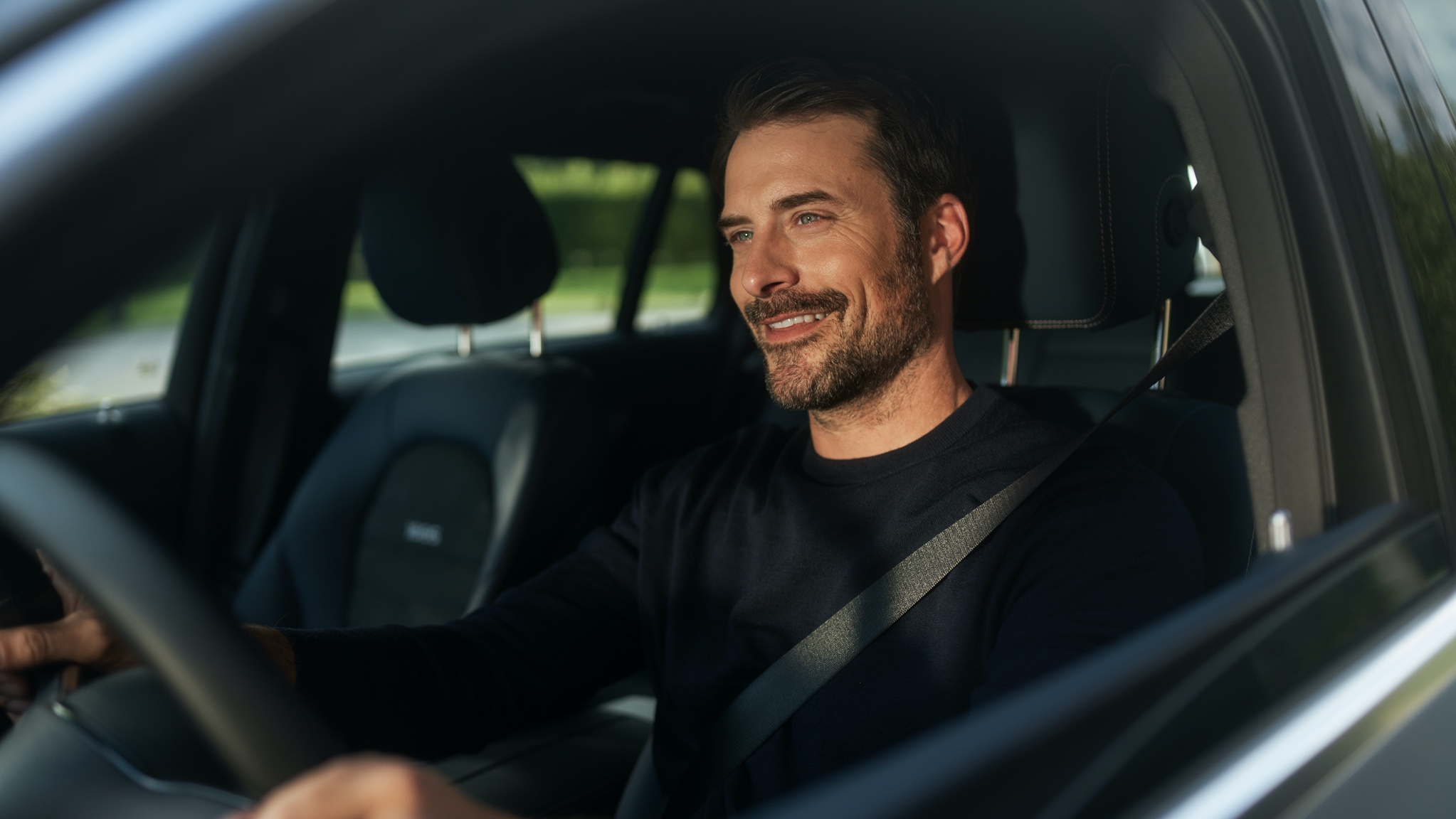 Radio Service Following | Rozrywka | Mercedes-Benz Mężczyzna cieszy się nieprzerwanie radiem internetowym w swoim modelu Mercedes-Benz dzięki Pakietowi Rozrywki.