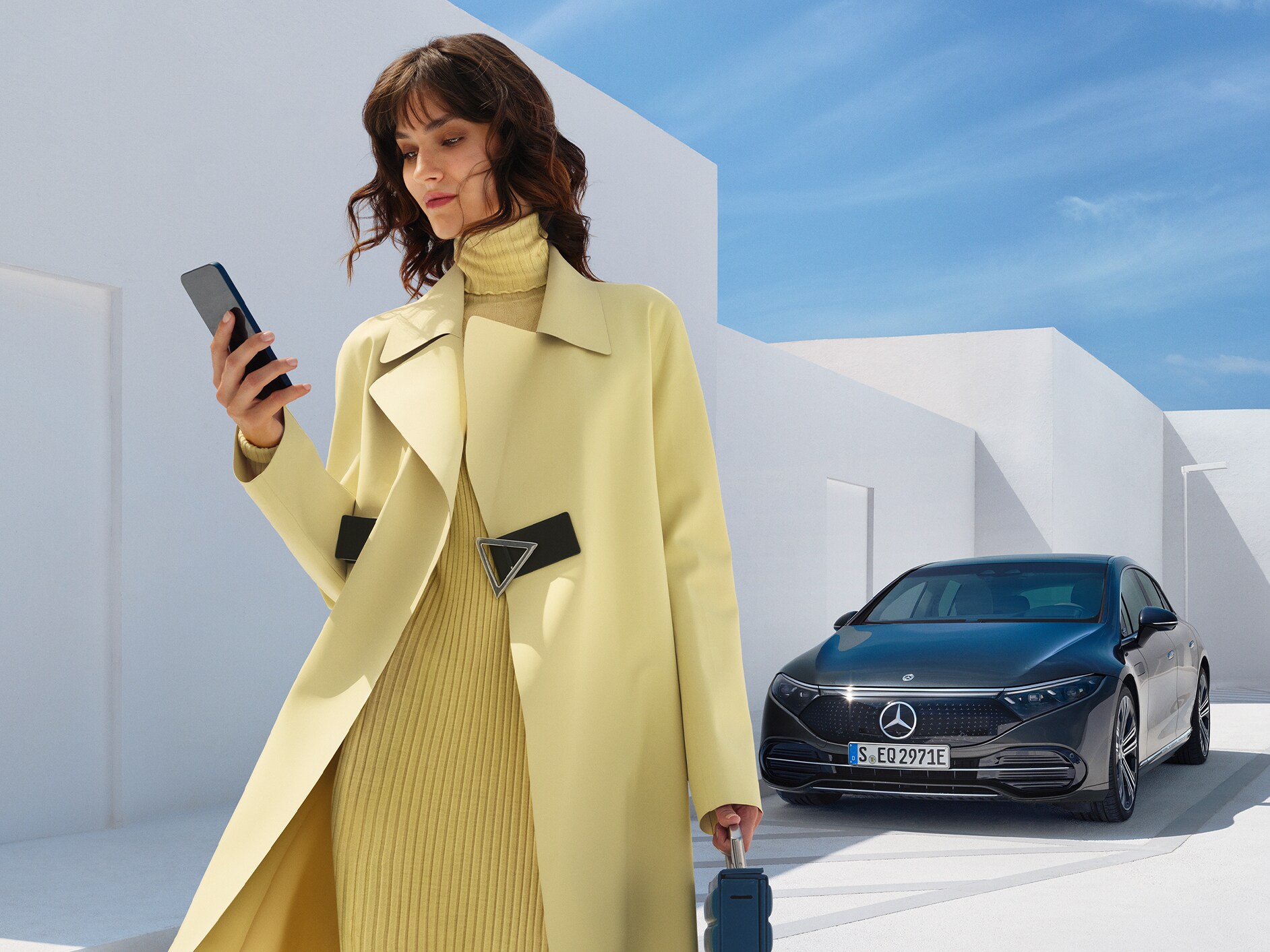 Kobieta przed modelem Mercedes-Benz EQS Limuzyna.