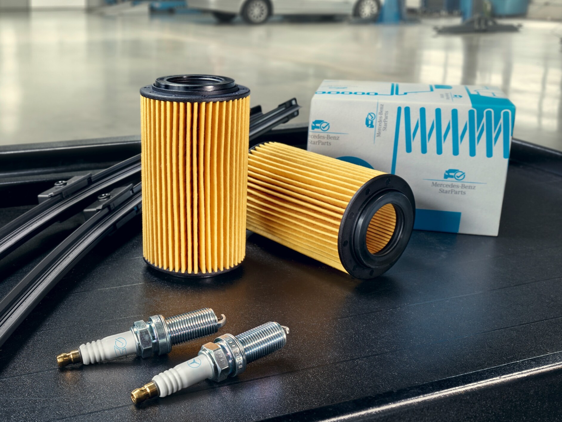 Części Mercedes-Benz na stoliku w warsztacie.