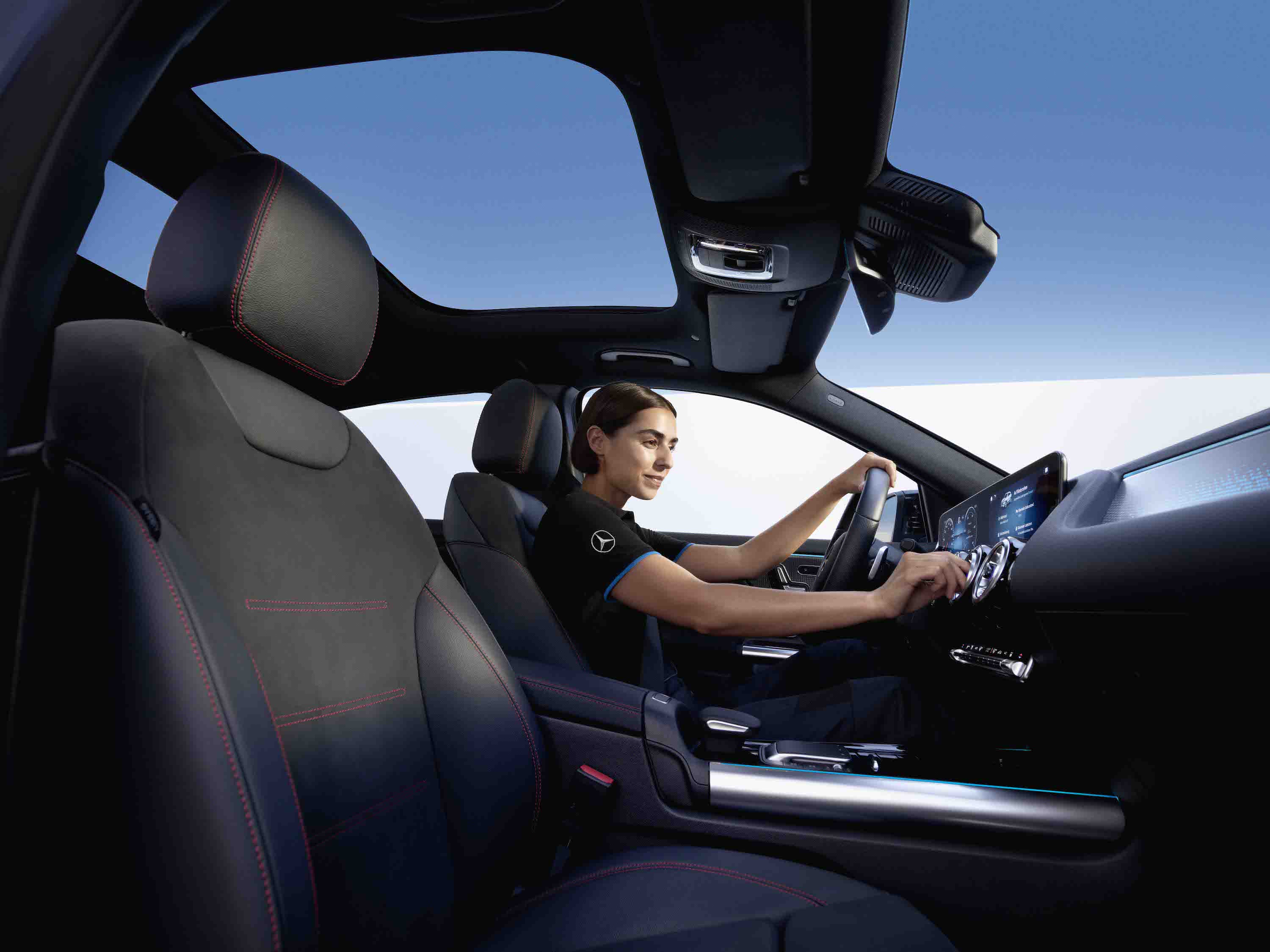 Filtr kabinowy | Mercedes-Benz Technik siedzi w pojeździe Mercedes-Benz i sprawdza filtr kabinowy.