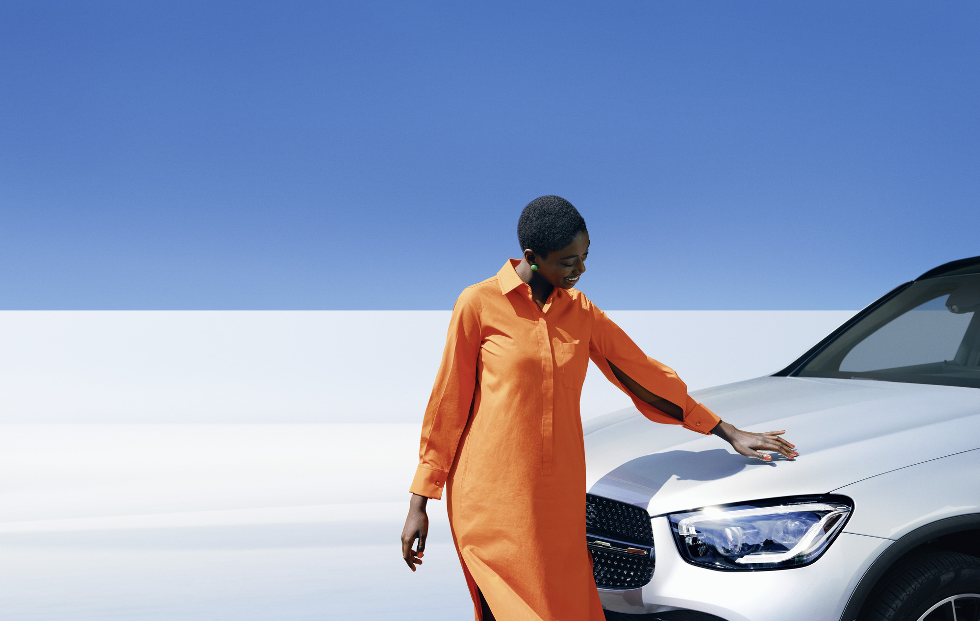 SmallRepair Mercedes-Benz | Mercedes-Benz Osoba stojąca obok pojazdu Mercedes-Benz.