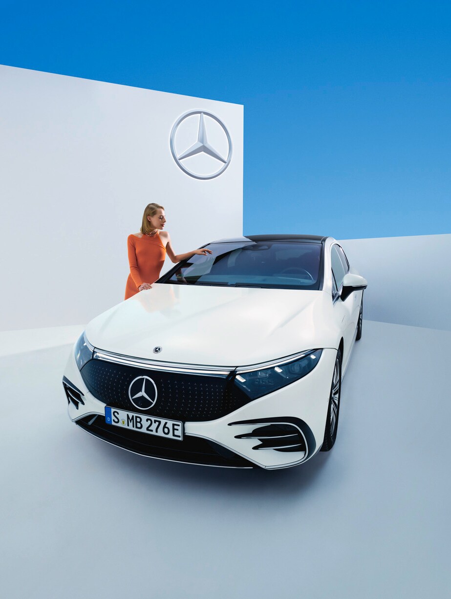 Technik Mercedes-Benz dokonuje kontroli maski silnika pod kątem małych uszkodzeń.