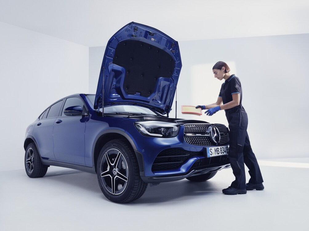 Technik Mercedes-Benz przeprowadza przegląd pojazdu.