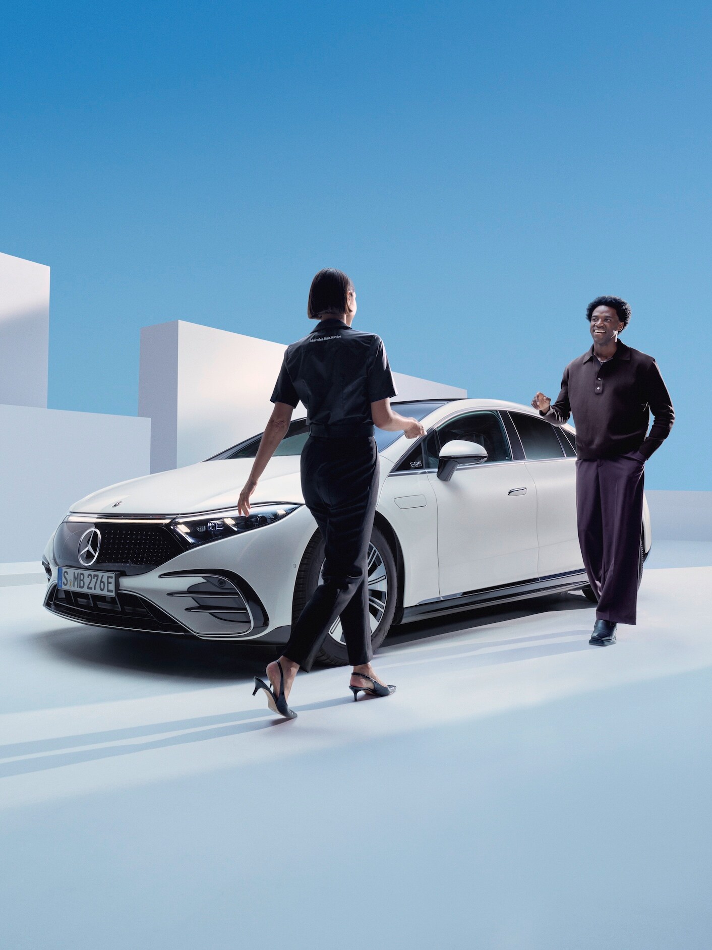 Kobieta korzystająca z usługi odbioru i dostawy Mercedes-Benz.