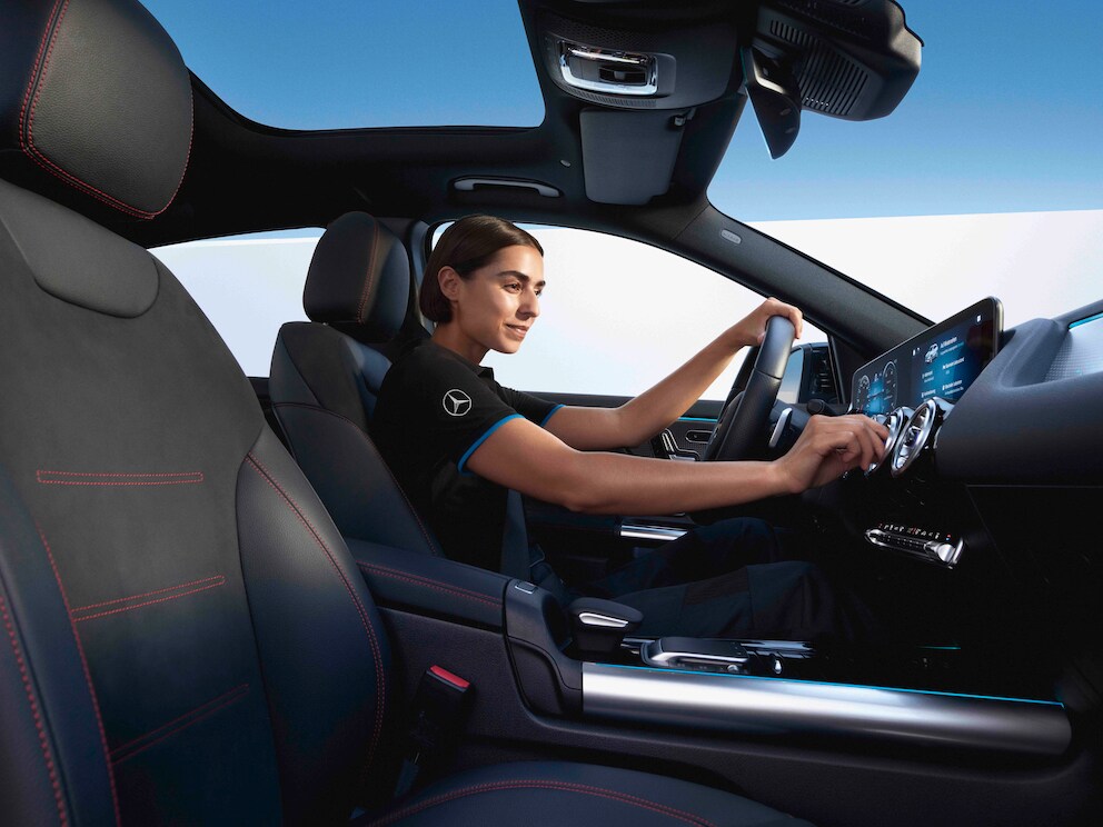 Serwisant Mercedes-Benz sprawdzający układ klimatyzacji.