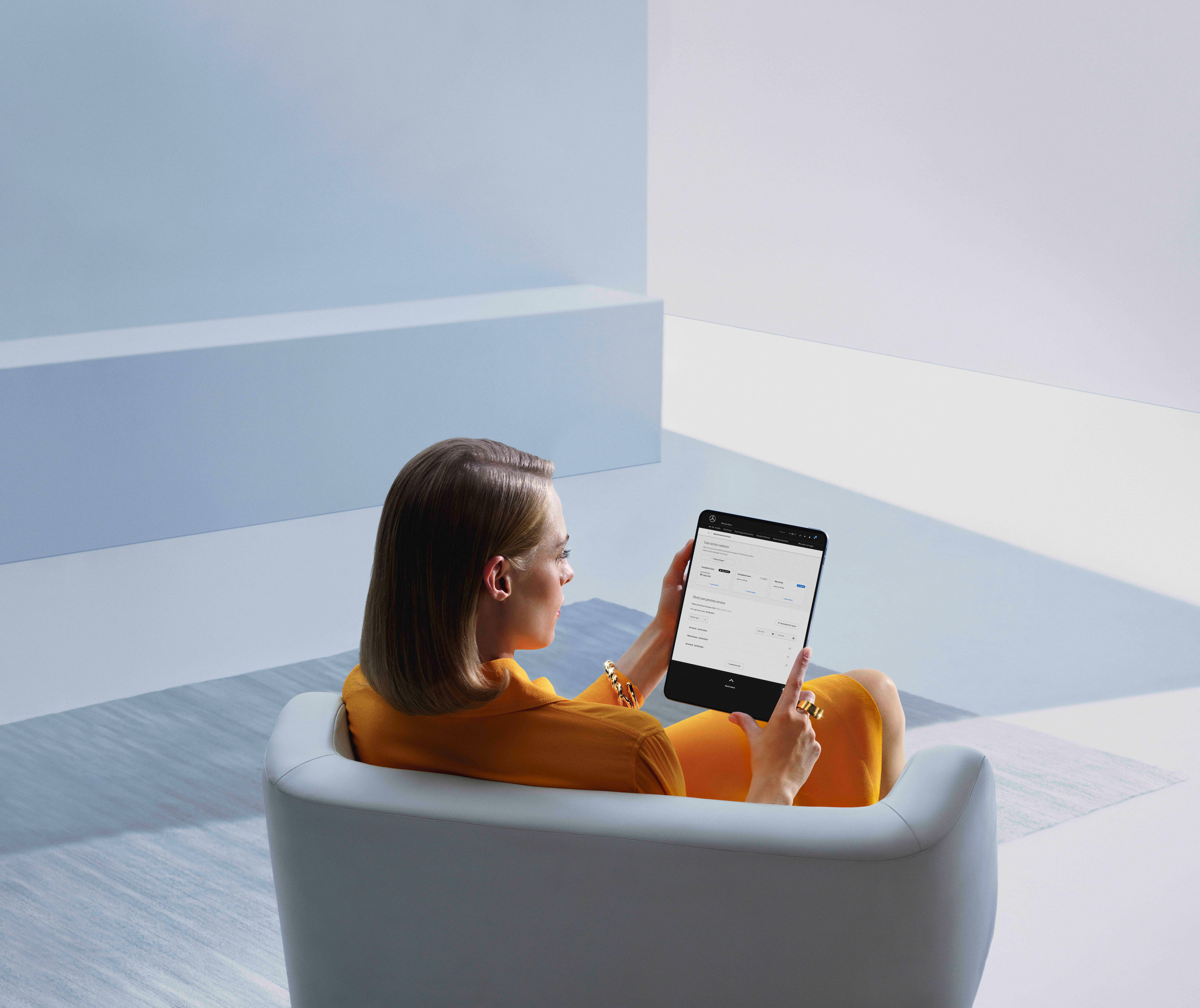 Cyfrowy raport serwisowy | Mercedes-Benz Kobieta korzystająca z tabletu z Cyfrowym raportem serwisowym.