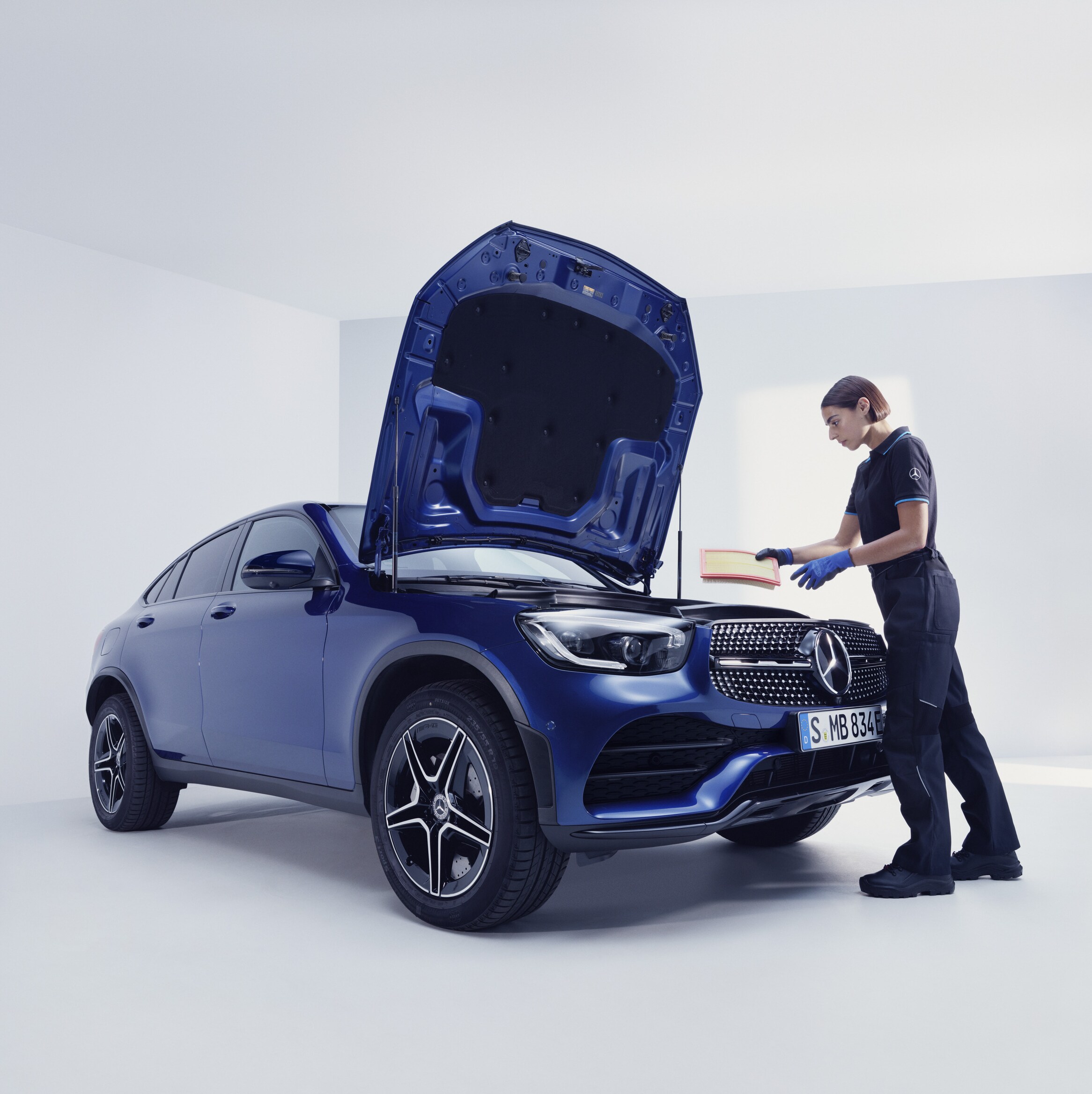 Mechanik Mercedes-Benz badający samochód Mercedes-Benz.