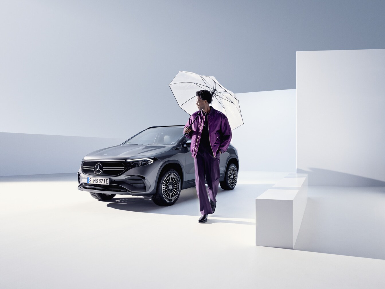 Technik Mercedes-Benz przeprowadzający kontrolę sezonową.