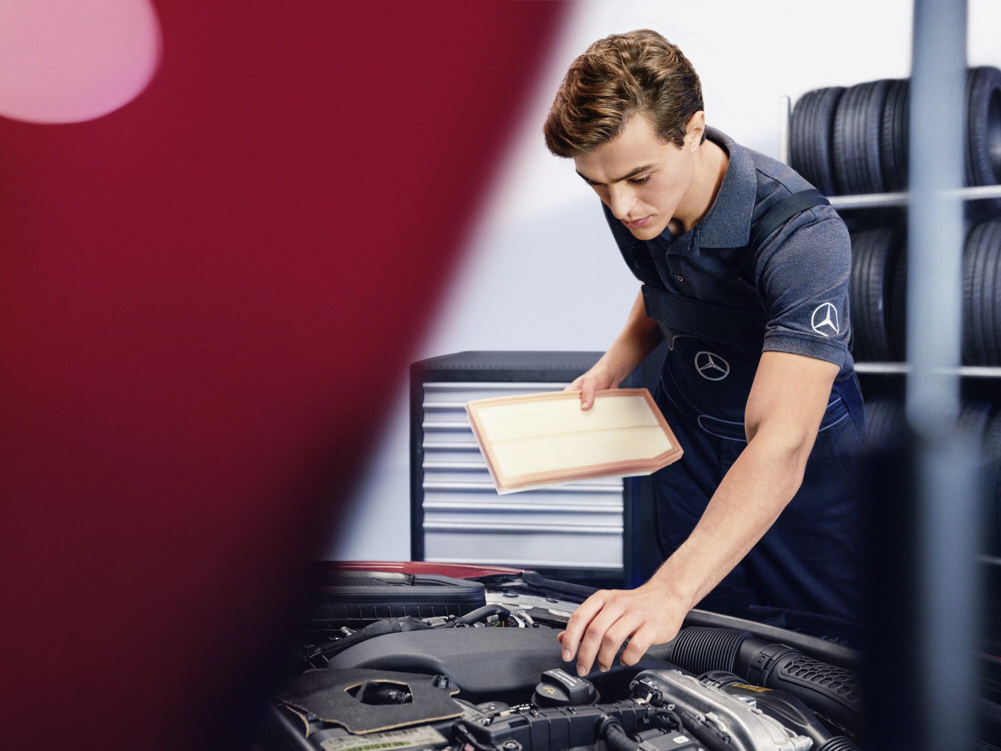 Serwisant Mercedes-Benz przeprowadza kontrolę oleju.