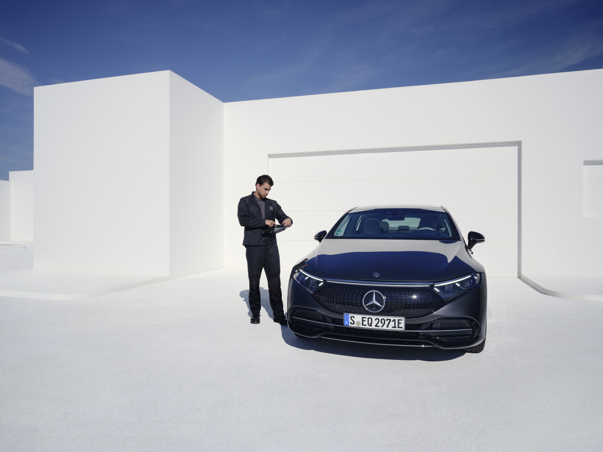 Konserwacja pojazdów elektrycznych | Mercedes-Benz Serwisant Mercedes-Benz przeprowadzający przegląd samochodu Mercedes-Benz.