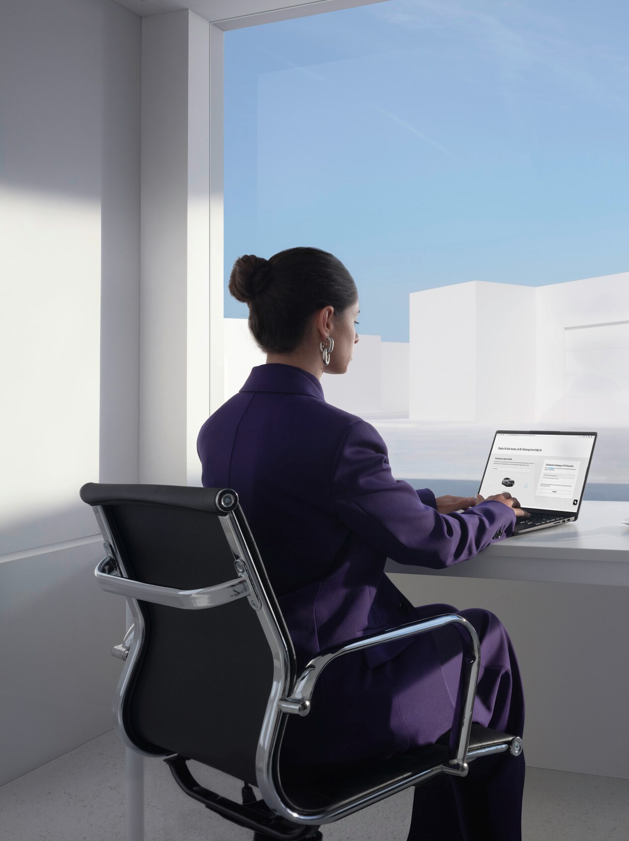 Kobieta sprawdzająca w Internecie badania emisji spalin swojego samochodu Mercedes-Benz.