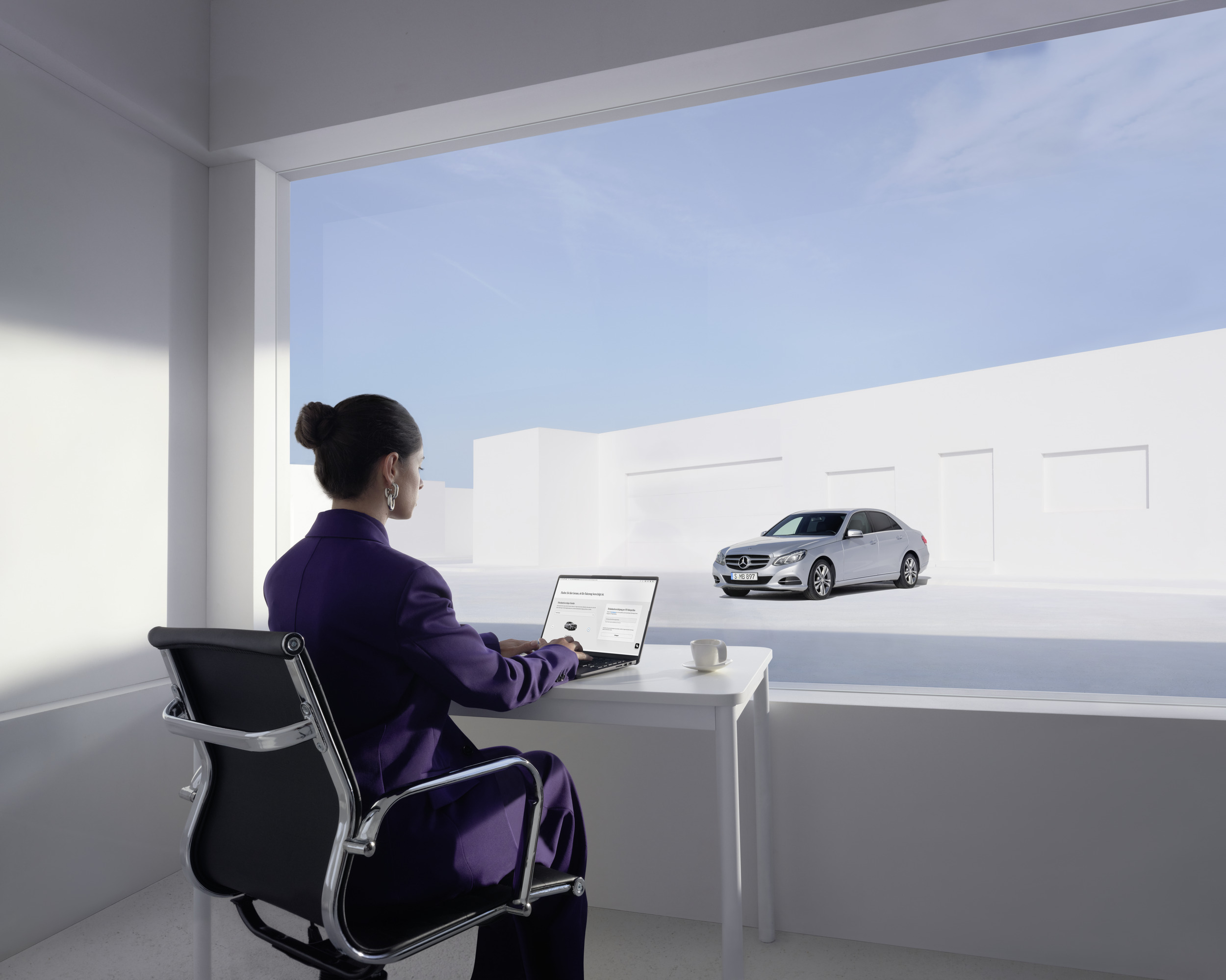 Badanie emisji spalin | Mercedes-Benz Kobieta sprawdzająca w Internecie badania emisji spalin swojego samochodu Mercedes-Benz.