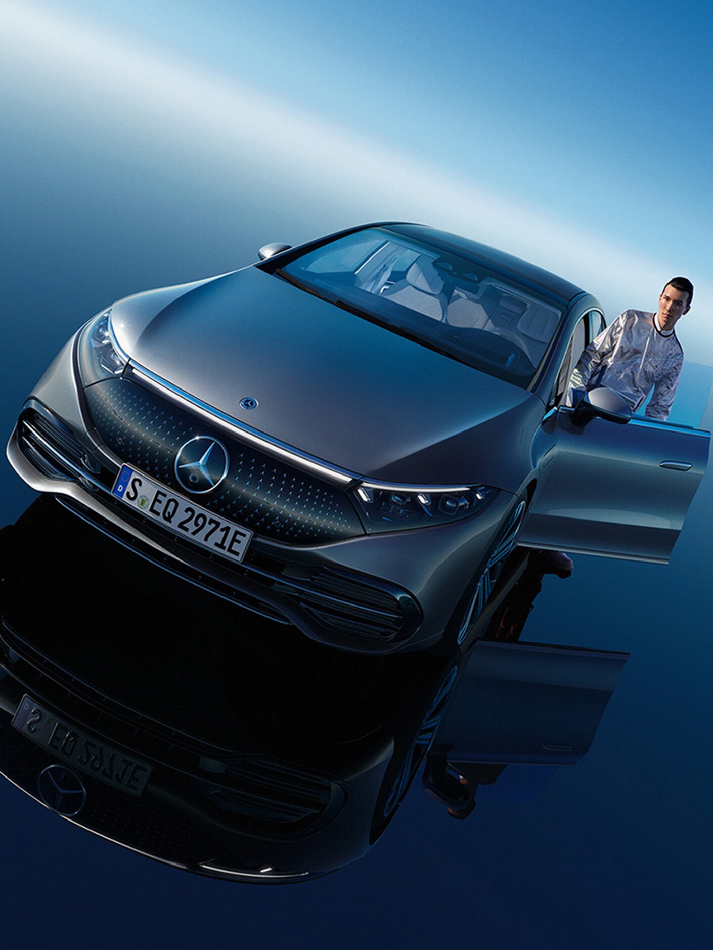 Mężczyzna wsiada do Mercedesa EQS.