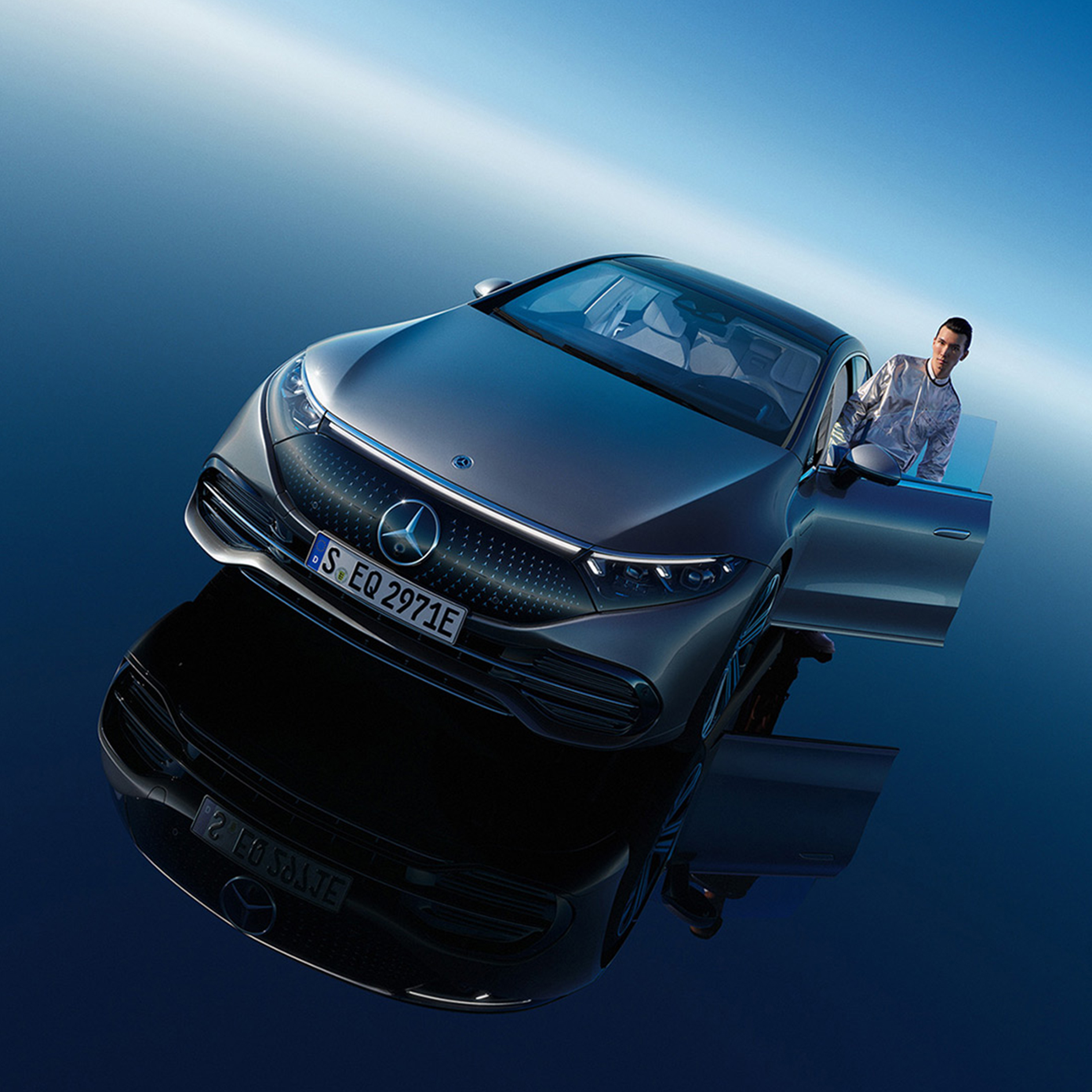 Mercedes-Benz | Ziemia, woda, powietrze | EQS Mężczyzna wsiada do Mercedesa EQS.