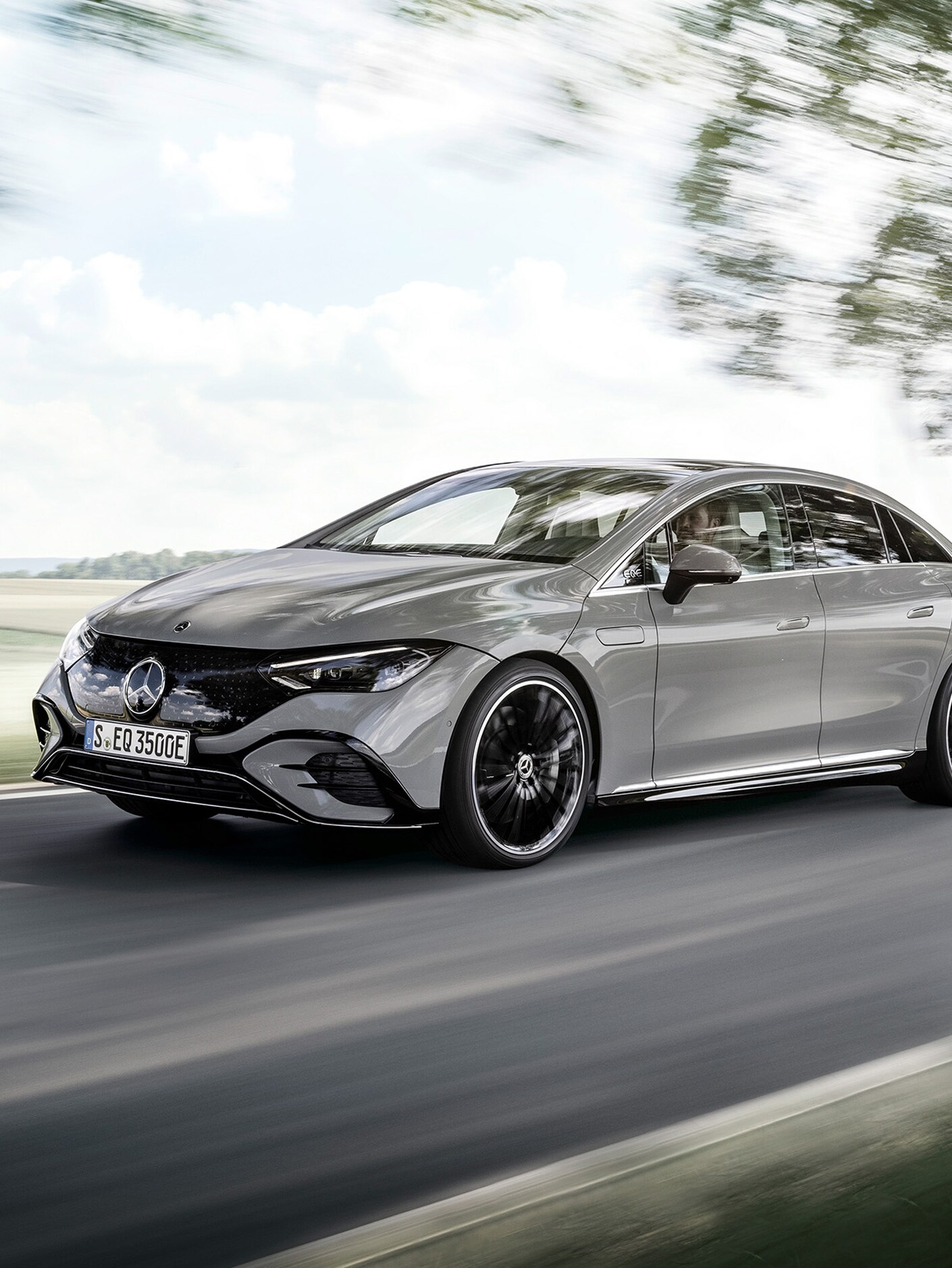 EQS na drodze pozamiejskiej w&nbsp;widoku bocznym z&nbsp;przodu.