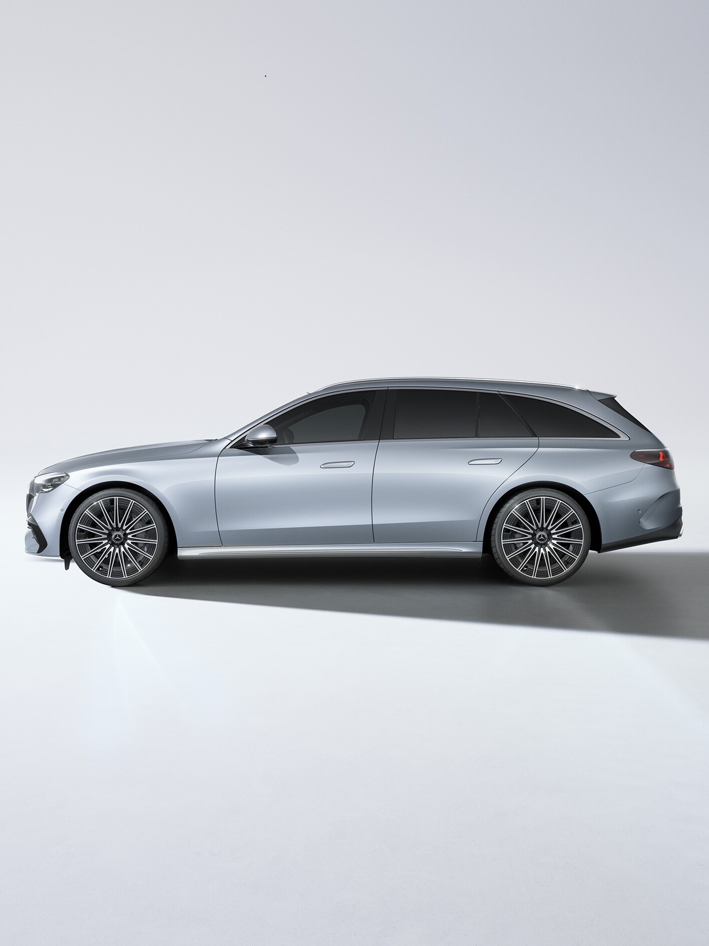 Klasa E Limuzyna Mercedes-Benz widziana z boku na jasnoszarym tle.