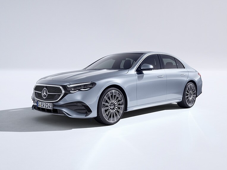 Klasa E Limuzyna Mercedes-Benz widziana od przodu na jasnoszarym tle.