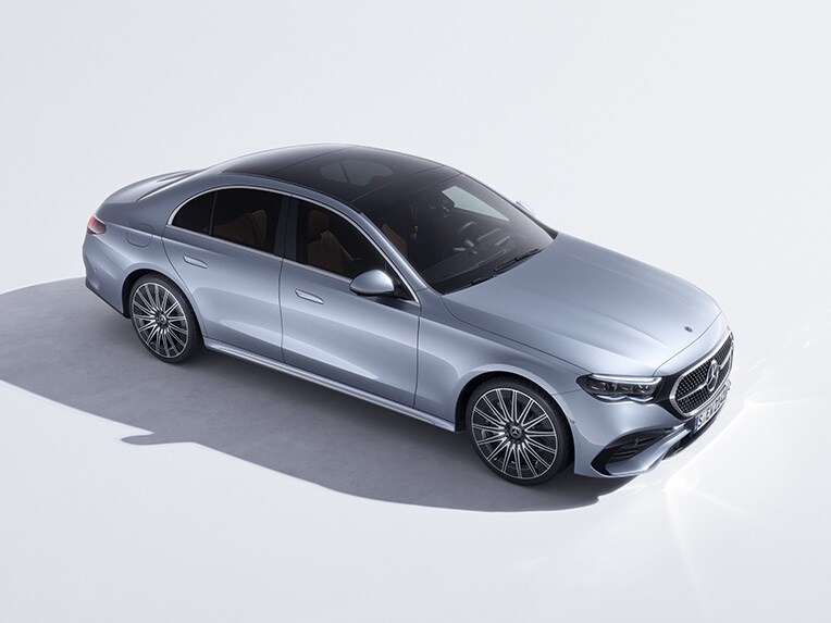 Klasa E Limuzyna Mercedes-Benz widziana od góry na jasnoszarym tle.