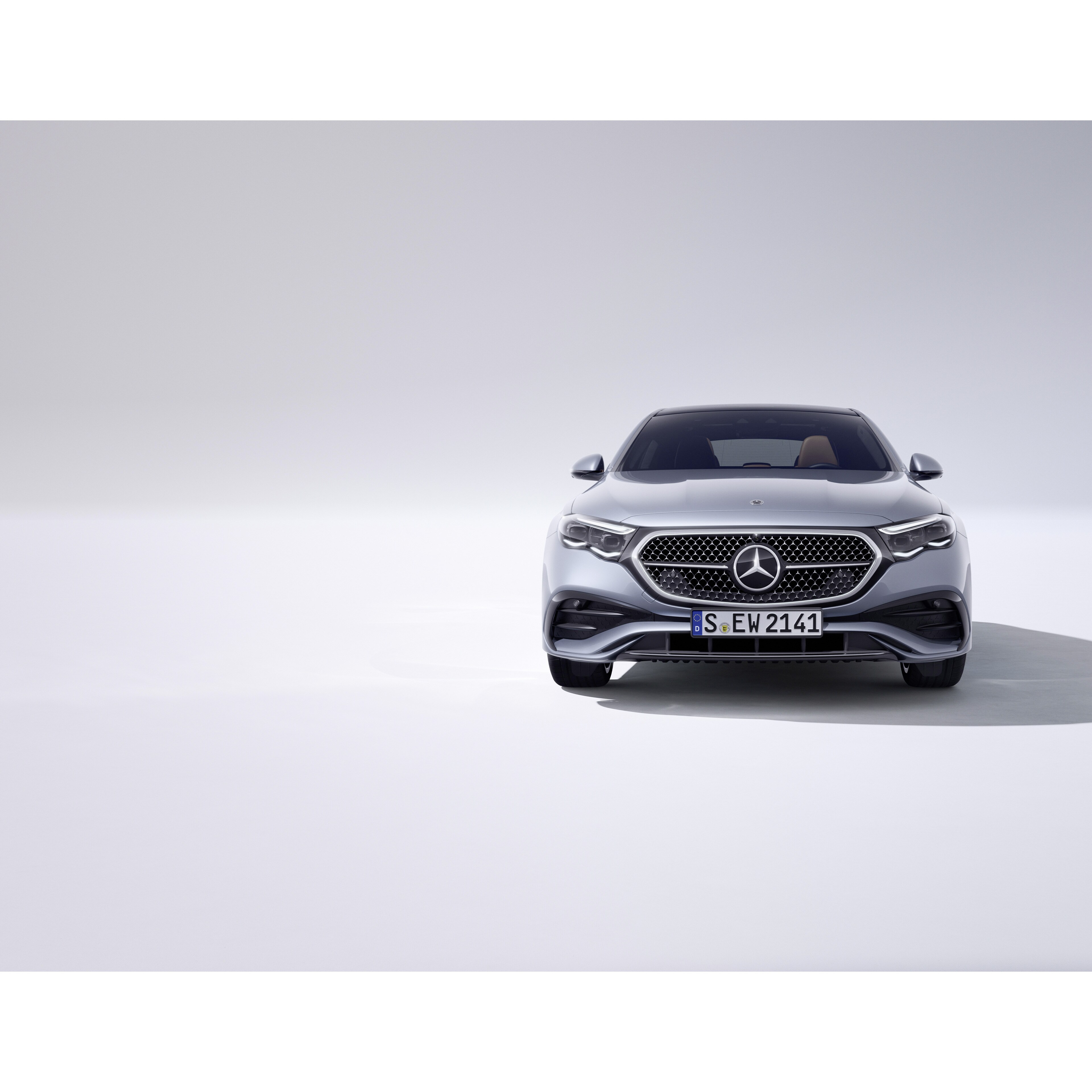 Klasa E Limuzyna Mercedes-Benz widziana od przodu na jasnoszarym tle.