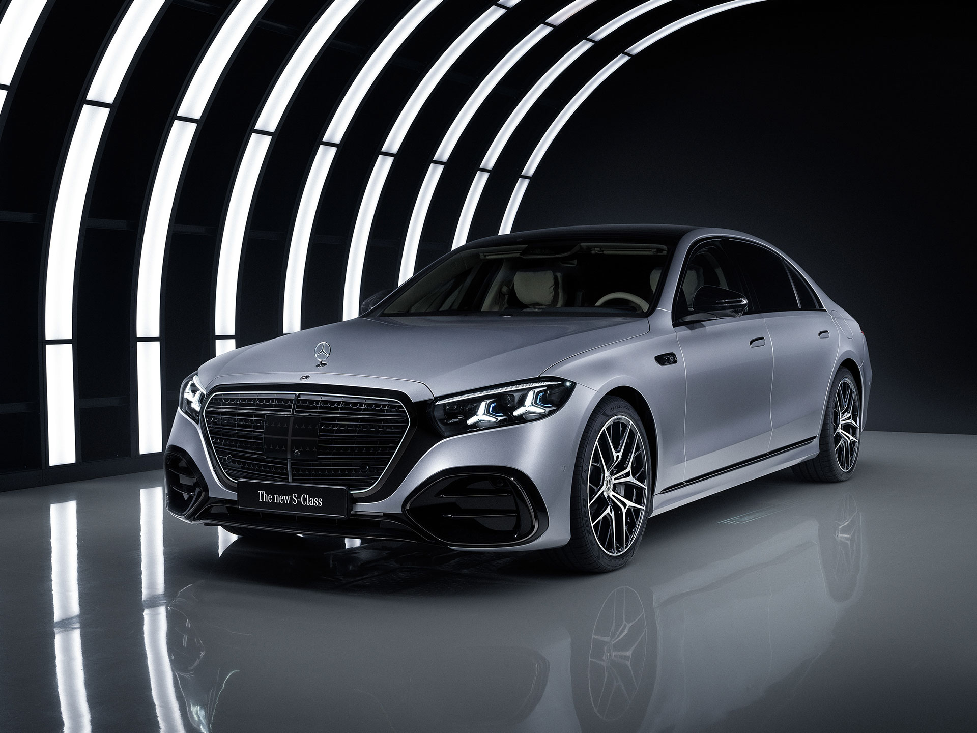 Technologia, która wspiera | Systemy zautomatyzowanej jazdy i wspomagania | Mercedes-Benz Pojazd Mercedes-Benz z przezroczystym nadwoziem.
