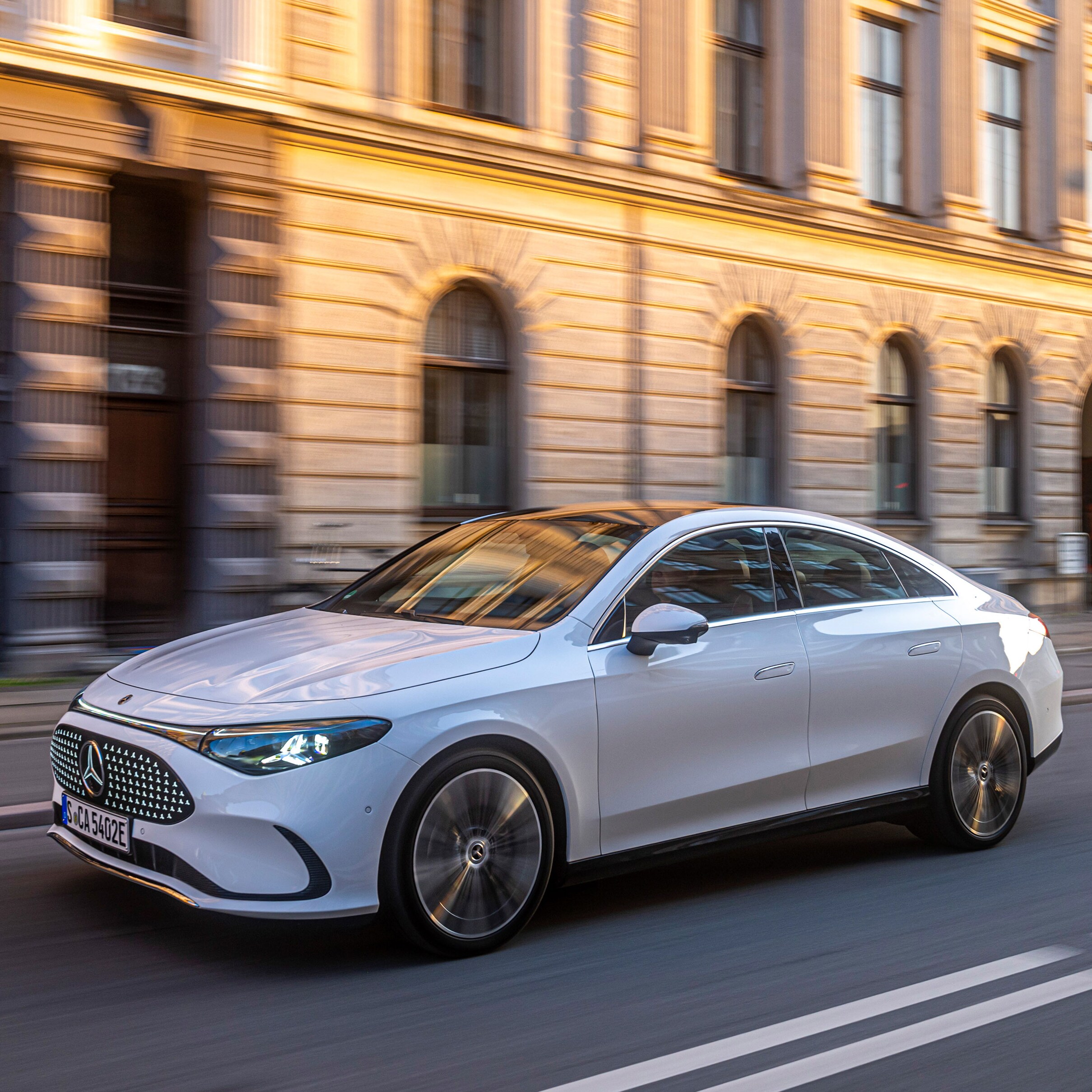 Kierownica i wyświetlacz kierowcy w samochodzie Mercedes-Benz.
