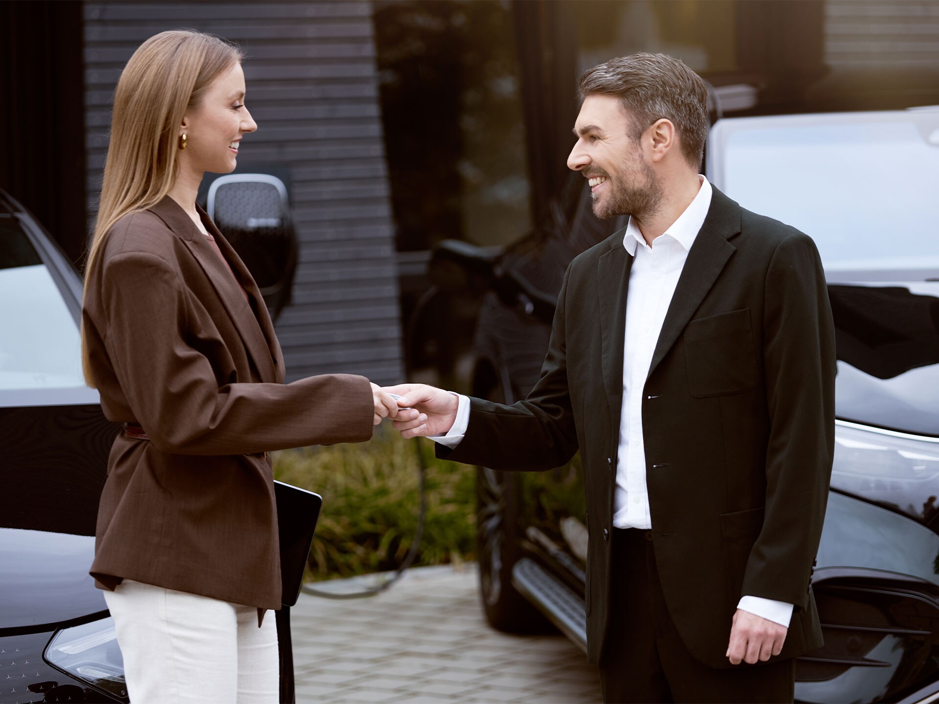 Różne modele elektrycznych samochodów osobowych Mercedes-Benz stoją obok siebie flotami.