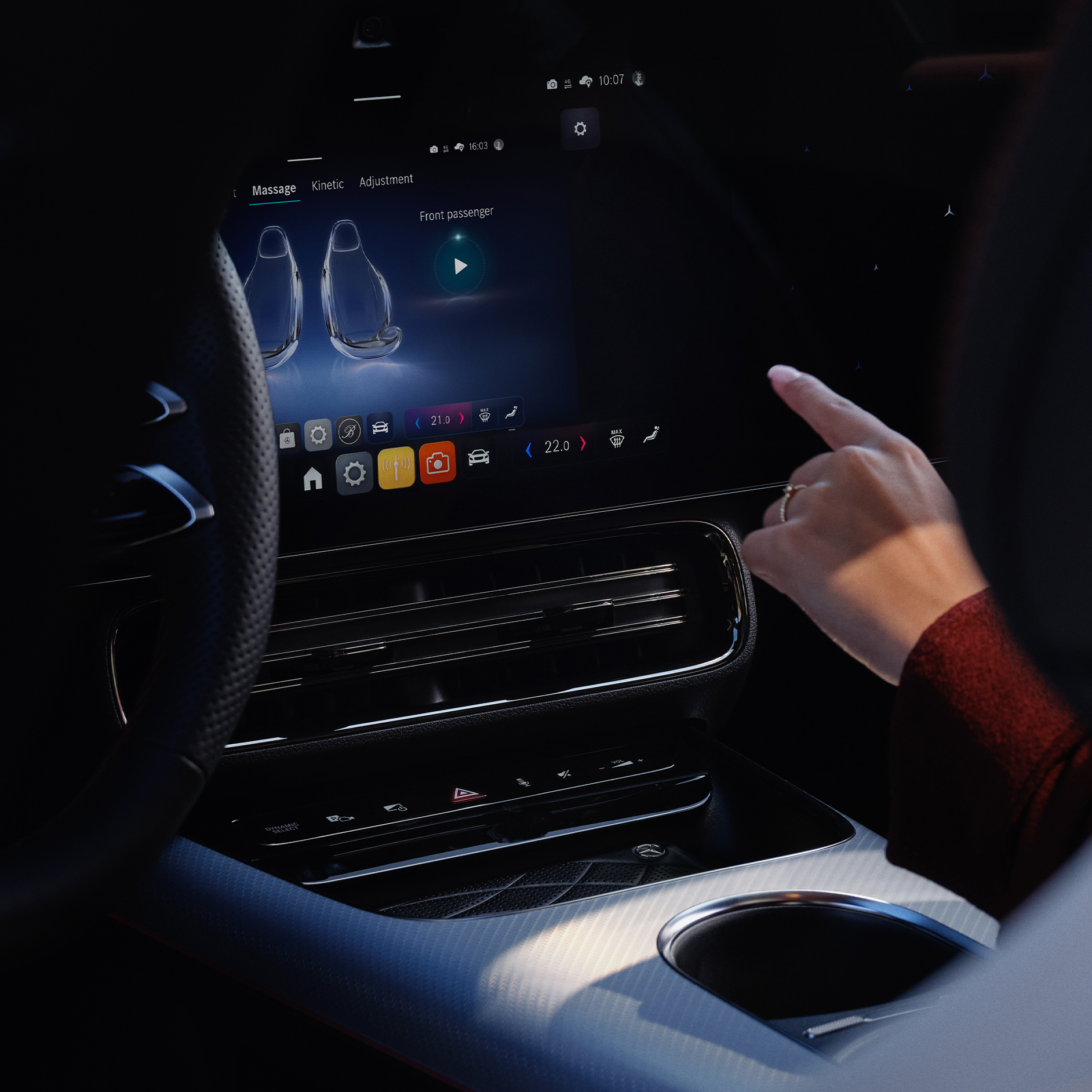 Personalizacja | System multimedialny MBUX | Mercedes-Benz System multimedialny MBUX wyświetlający opcje personalizacji wewnątrz samochodu Mercedes-Benz.