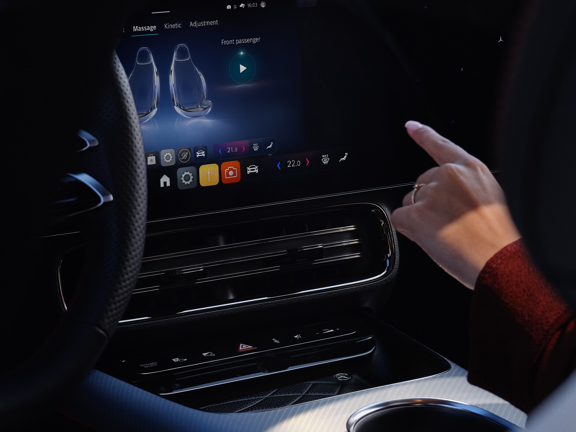 System multimedialny MBUX wyświetlający opcje personalizacji wewnątrz samochodu Mercedes-Benz.
