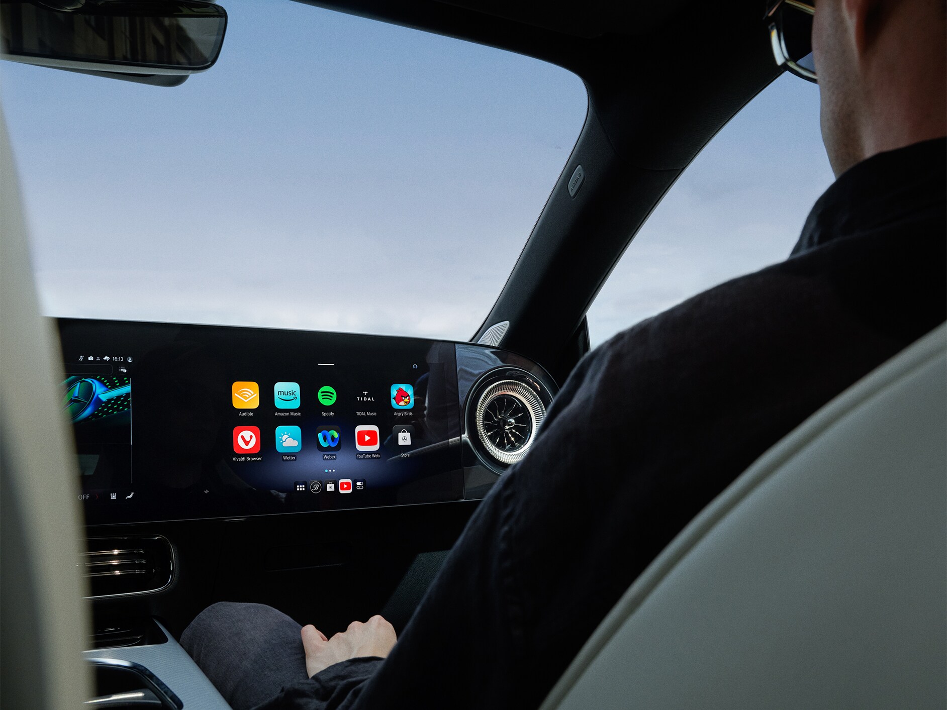 Widok wnętrza kokpitu samochodu Mercedes-Benz z systemem multimedialnym MBUX.