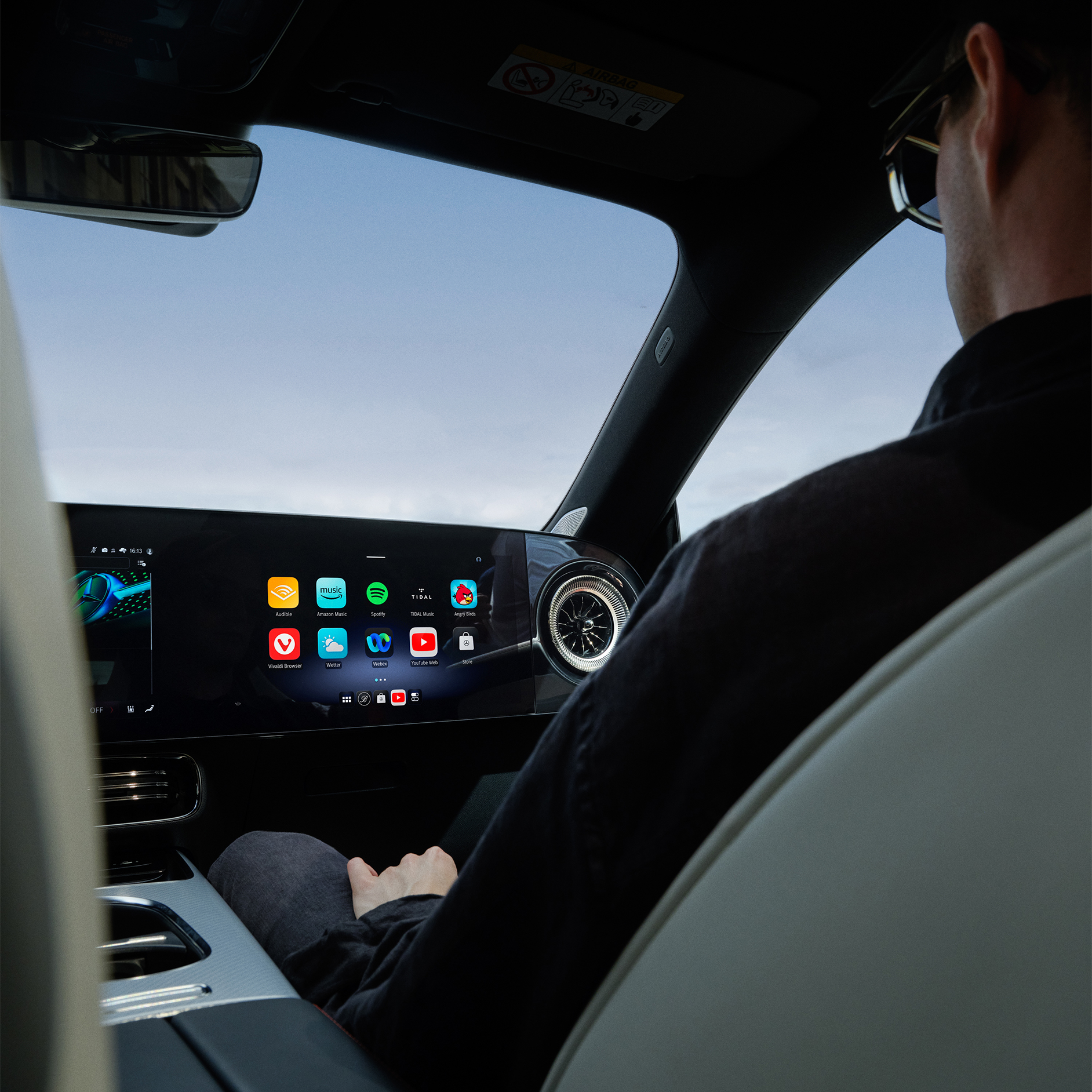 Asystent głosowy | System multimedialny MBUX | Mercedes-Benz Widok wnętrza kokpitu samochodu Mercedes-Benz z systemem multimedialnym MBUX.