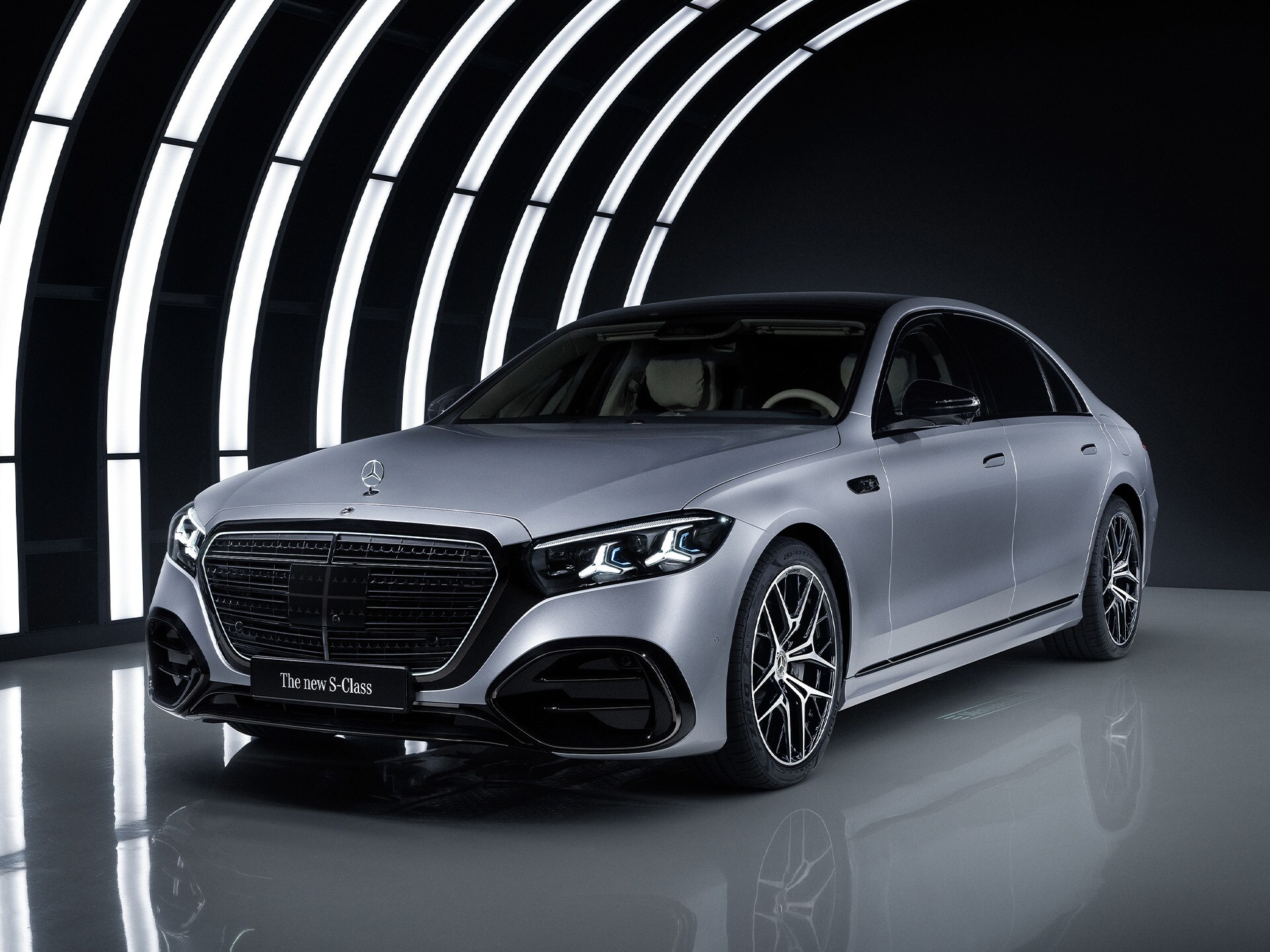 Mercedes-Benz Klasy S w studiu z podświetlonym łukiem.