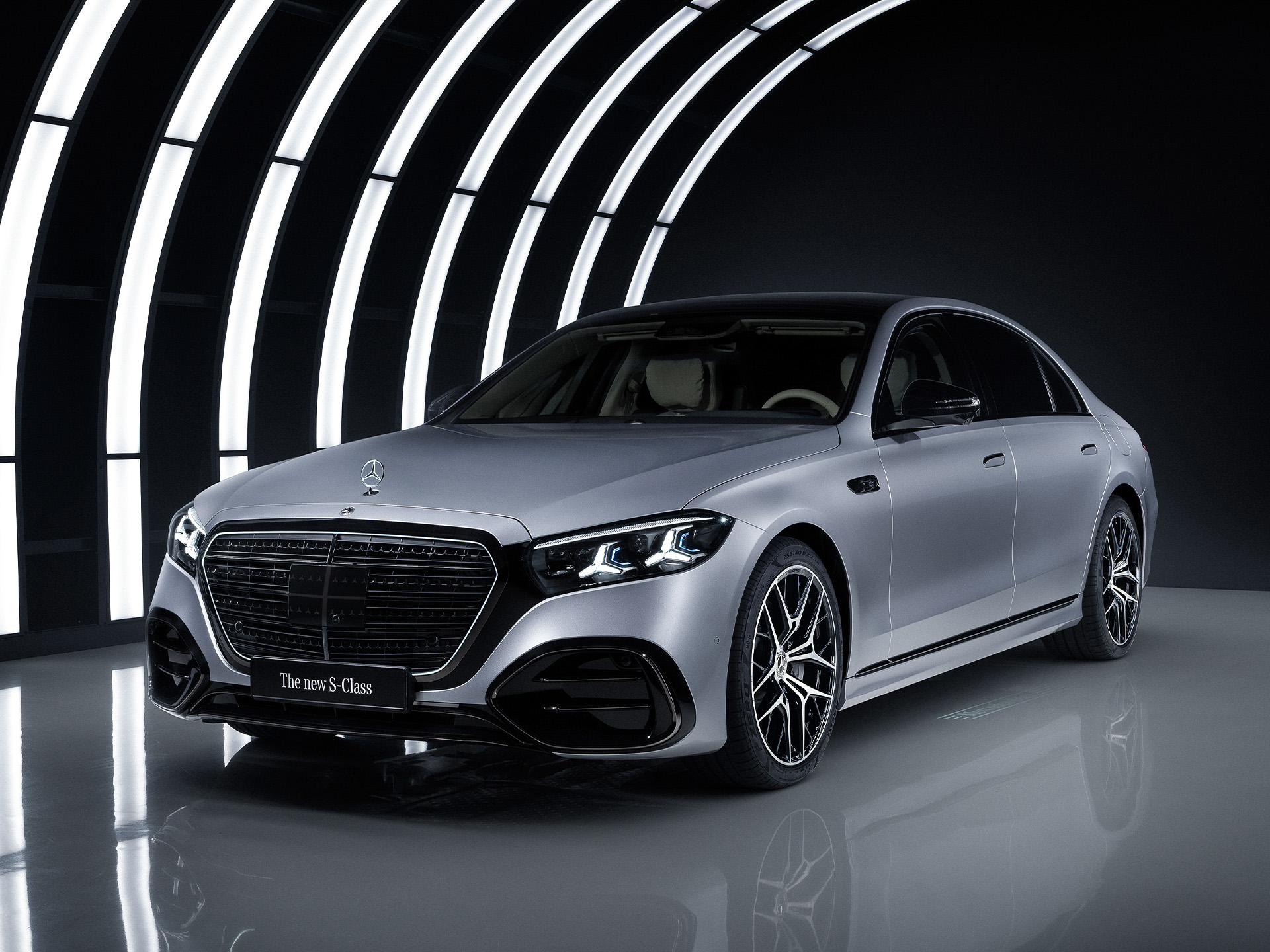 Technologia | Aktualizacje oprogramowania bezprzewodowo (OTA) | Mercedes-Benz Mercedes-Benz Klasy S w studiu z podświetlonym łukiem.