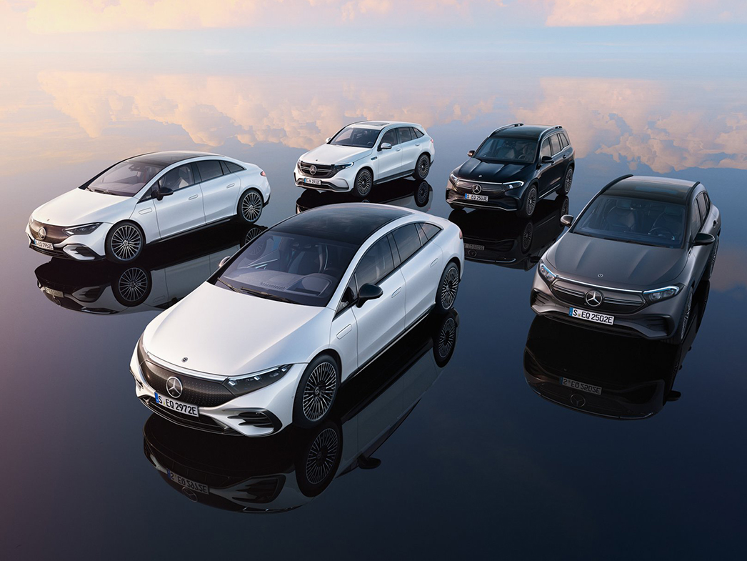 Asystenty parkowania dla Twojego Mercedesa-Benz Modele EQS Limuzyna, EQE Limuzyna, EQA, EQB i EQC zaparkowane na lustrzanej powierzchni w której widać odbicie chmur.