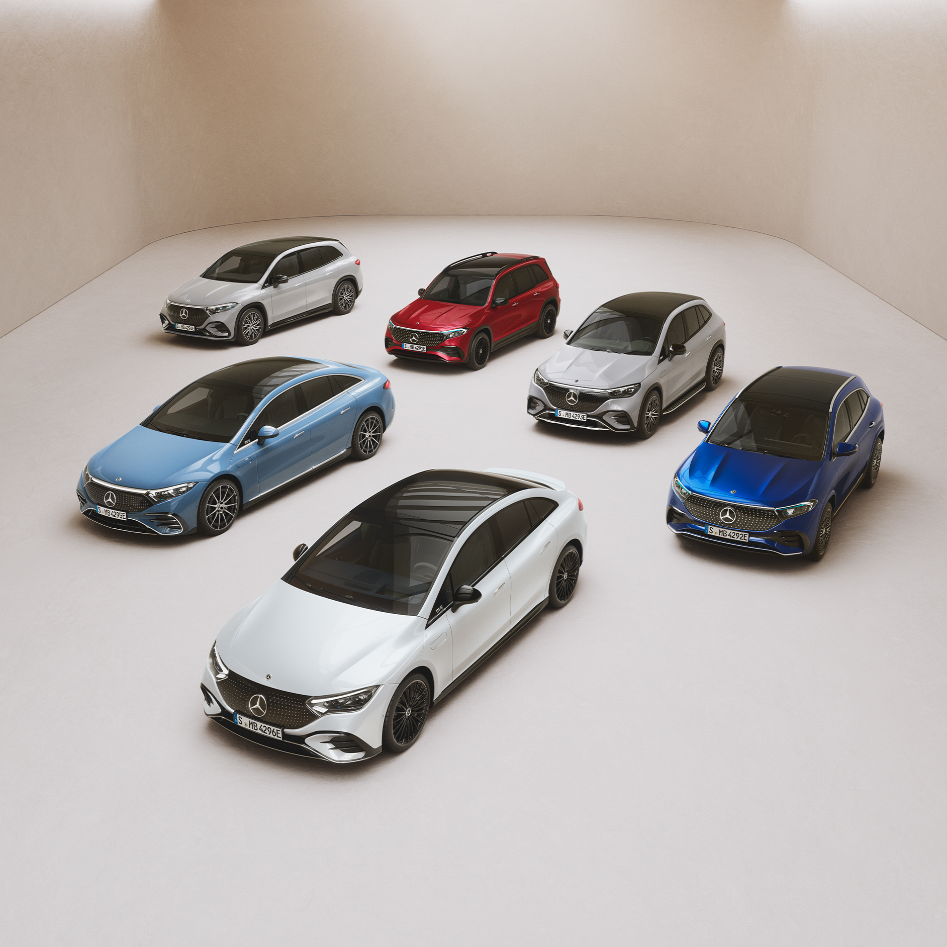 Modele EQ marki Mercedes-Benz. Modele EQS Limuzyna, EQE Limuzyna, EQA, EQB i EQC są zaparkowane na lustrzanej powierzchni.