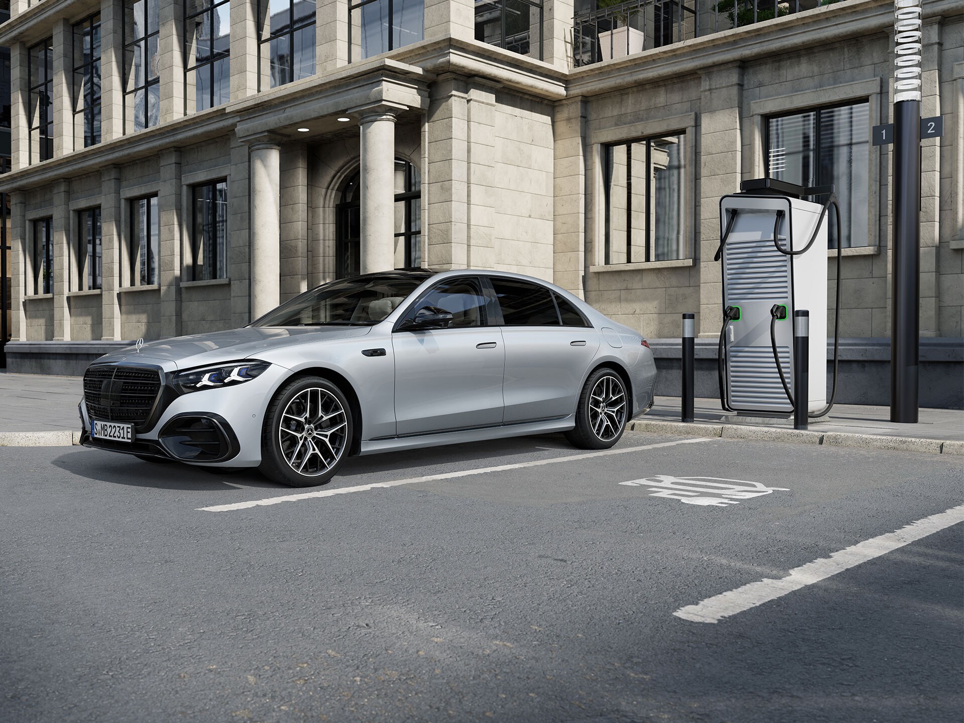 Mercedes-Benz Klasy S Limuzyna w wersji długiej, z napędem hybrydowym plug-in, widziany z boku pod kątem 7/8, stojący na parkingu obok stacji ładowania.