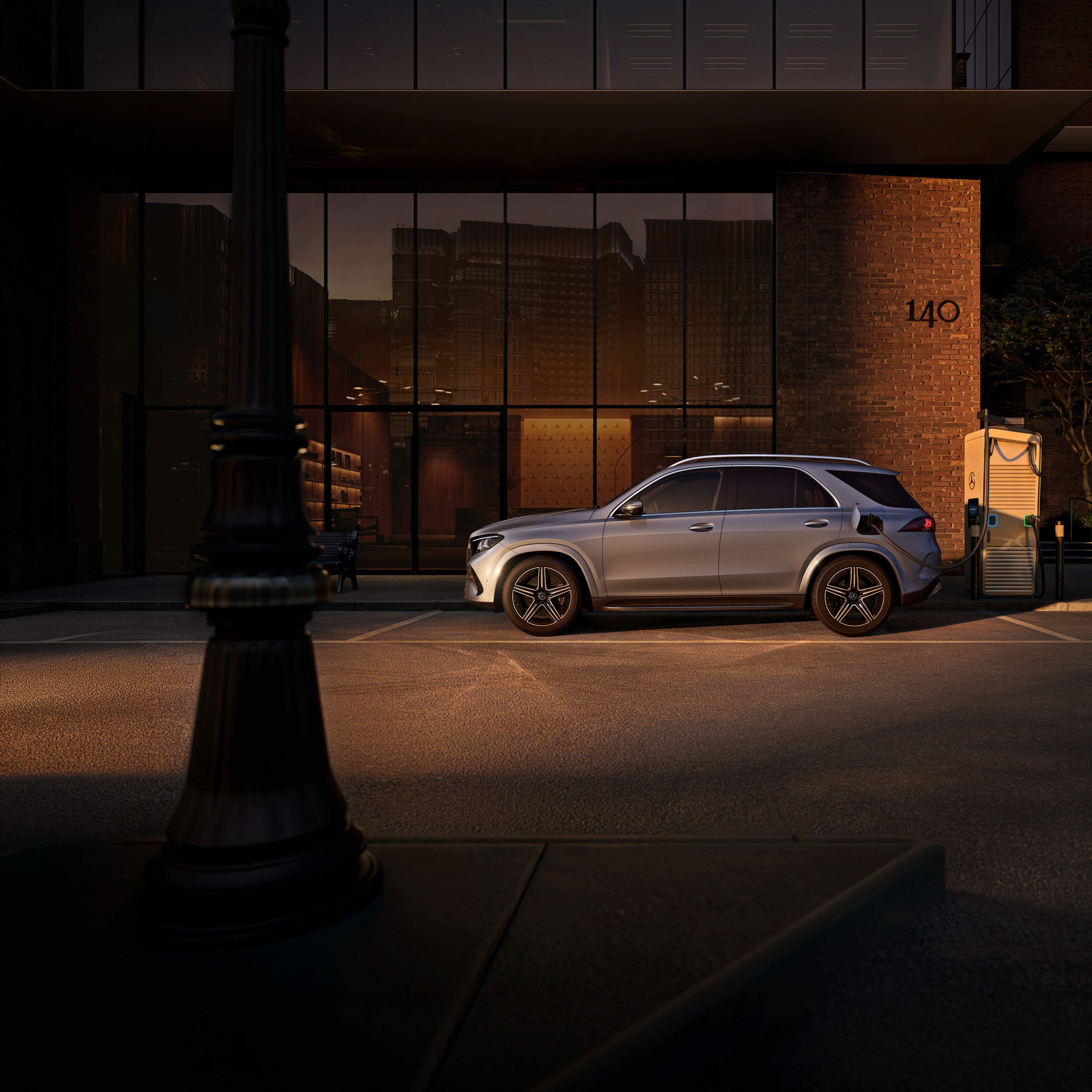 Modele z napędem hybrydowym plug-in | Mercedes-Benz Samochód Mercedes-Benz z napędem hybrydowym plug-in, widziany z boku i od tyłu na stacji ładowania.