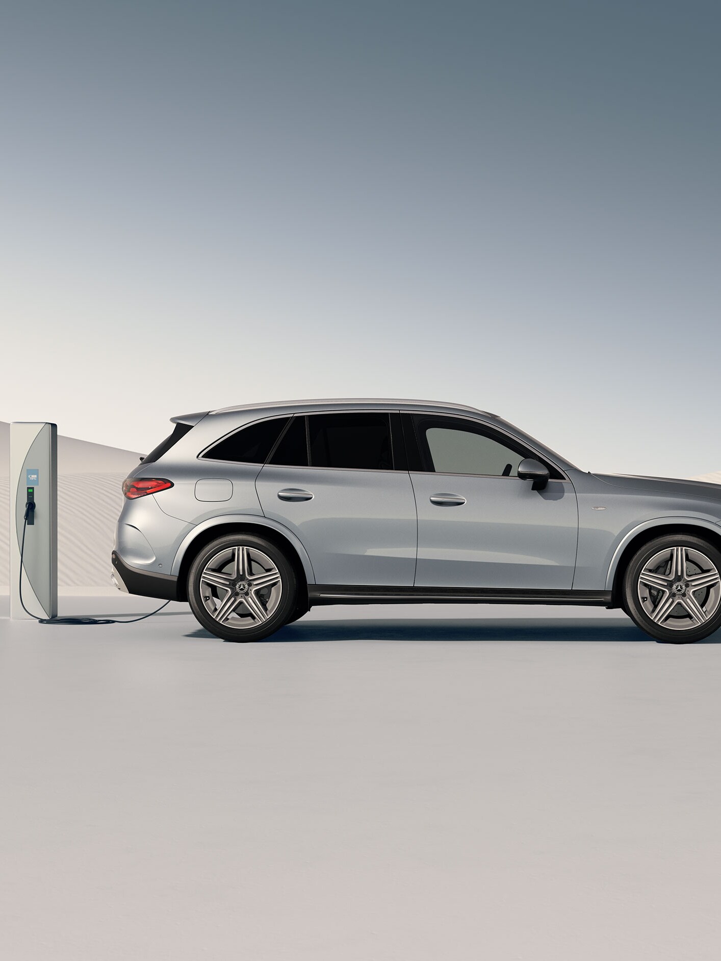 Hybrydowy model GLC SUV podłączony do stacji ładowania.