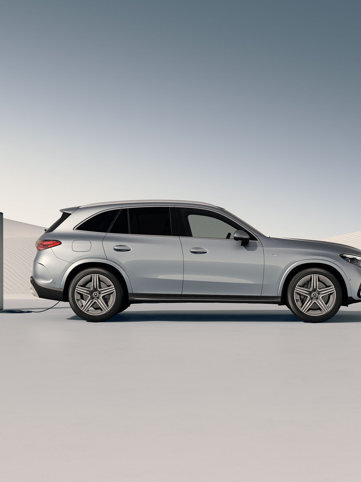 Model Mercedes-Benz GLC SUV z&nbsp;napędem hybrydowym plug-in w&nbsp;widoku bocznym, na tle pustyni..