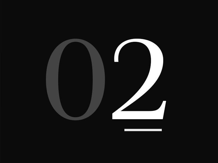 Duża, biała liczba "02" na czarnym tle.