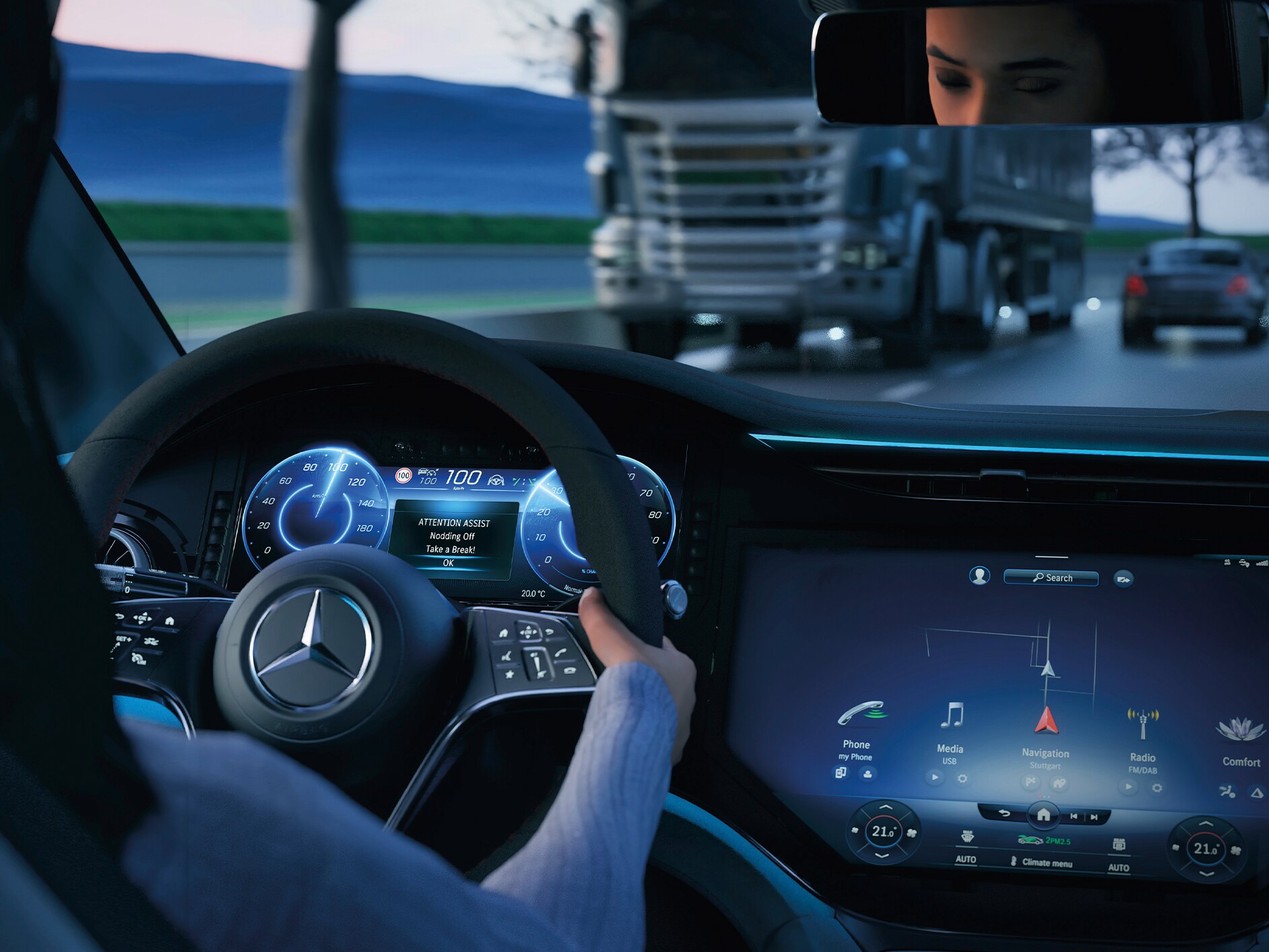 Widok wnętrza z kokpitem samochodu Mercedes-Benz.