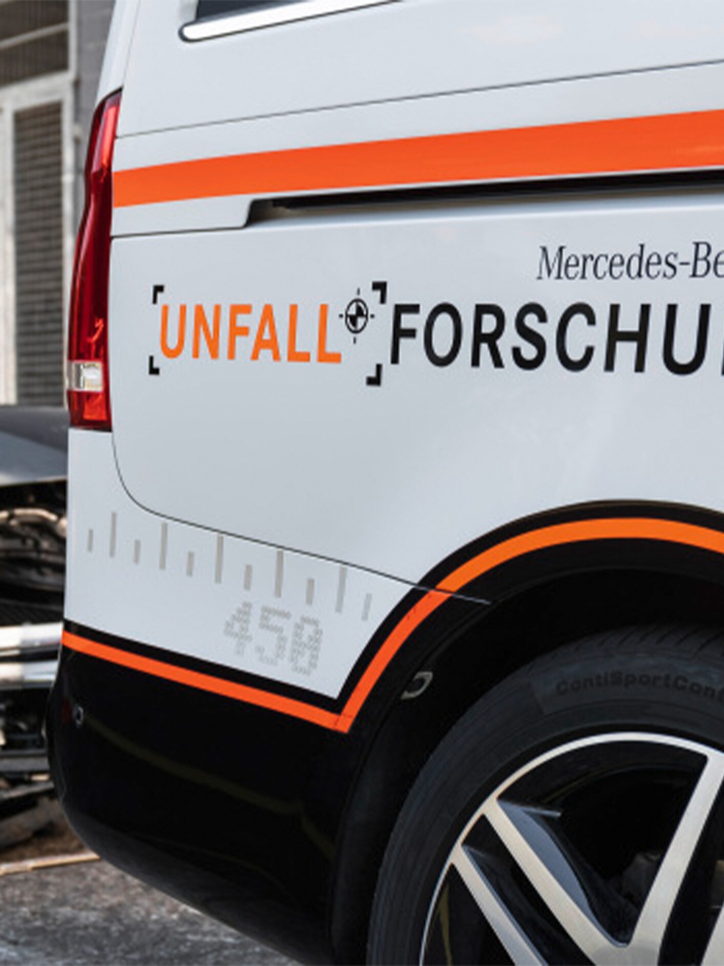 Samochód Mercedes-Benz z nadrukiem "Accident research" na boku.