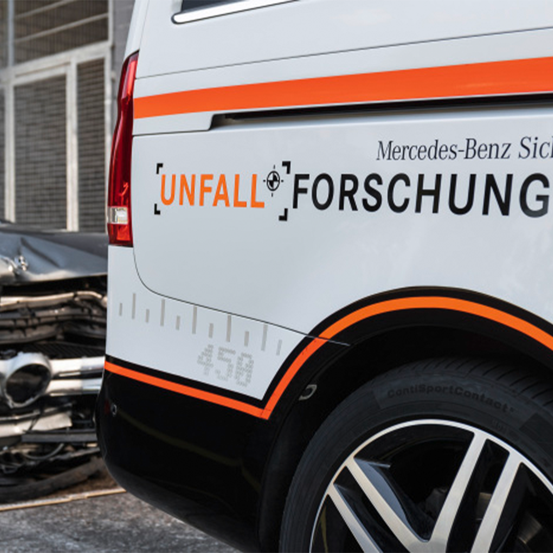 Analiza rzeczywistych wypadków | Bezpieczeństwo | Mercedes-Benz Samochód Mercedes-Benz z nadrukiem "Accident research" na boku.