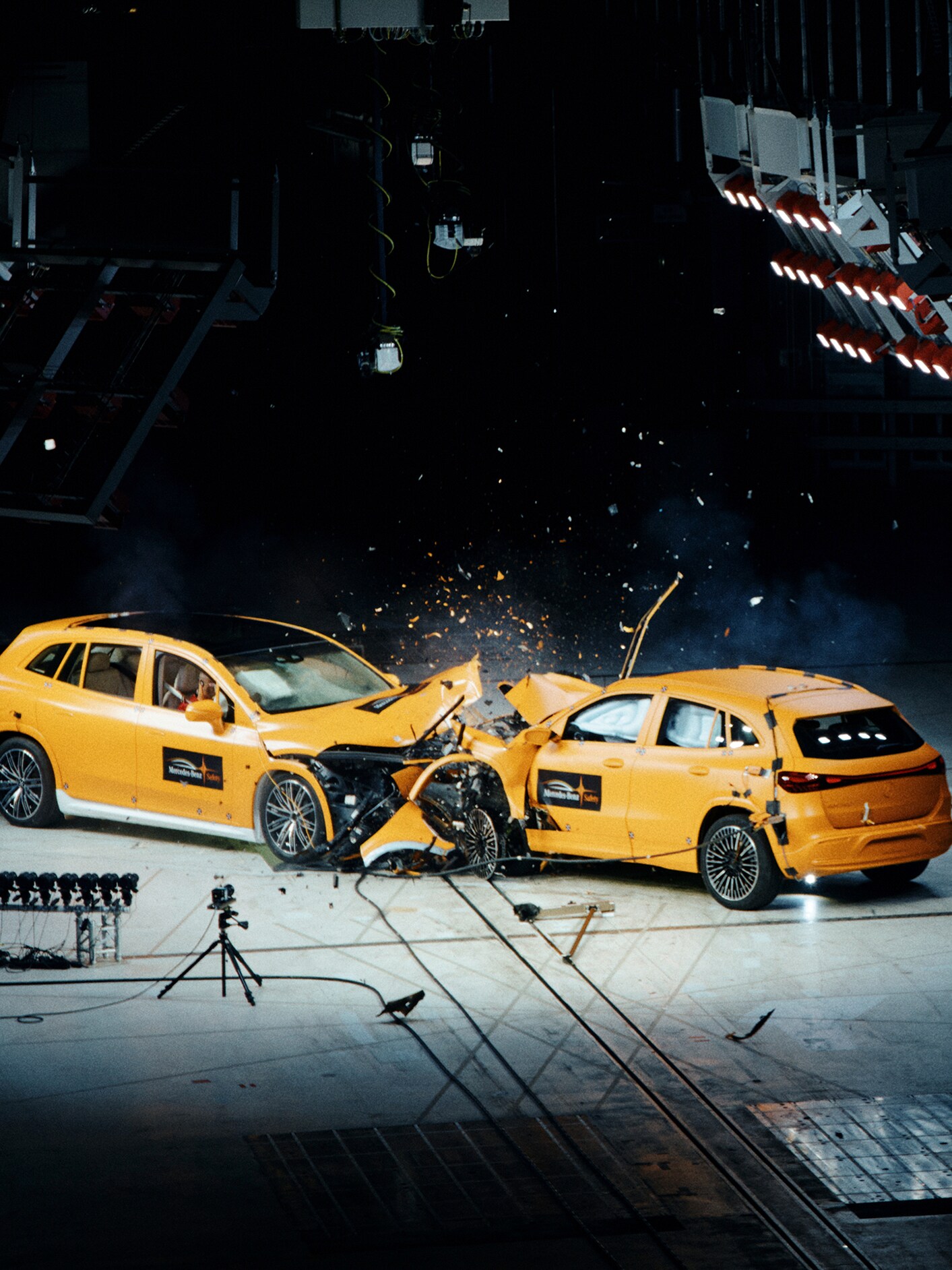 Zderzenie czołowe dwóch samochodów Mercedes-Benz uchwycone przez kamery testowe.