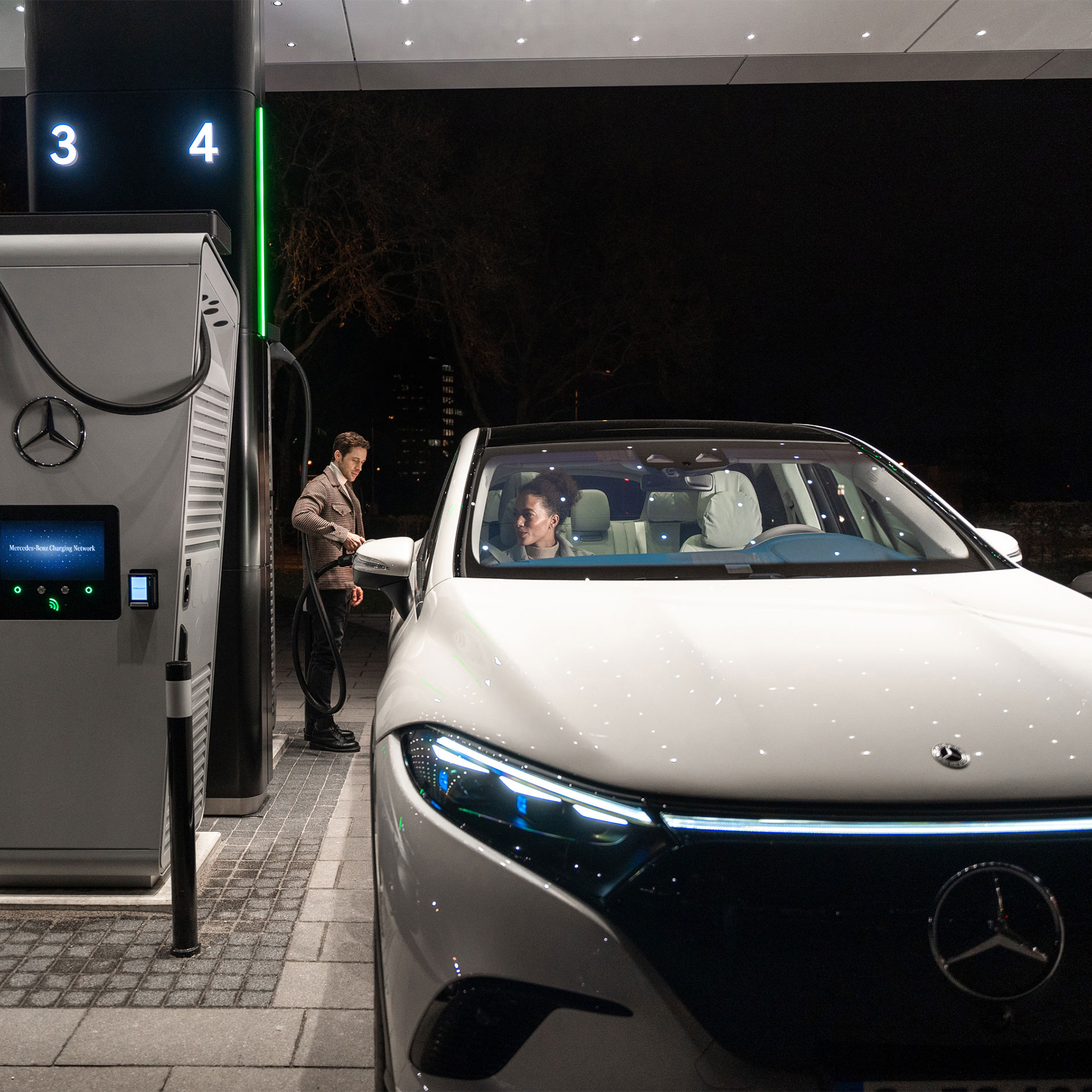 Wygodne ładowanie | Technologia | Mercedes-Benz Samochód marki Mercedes-Benz ładuje się na stacji ładowania.