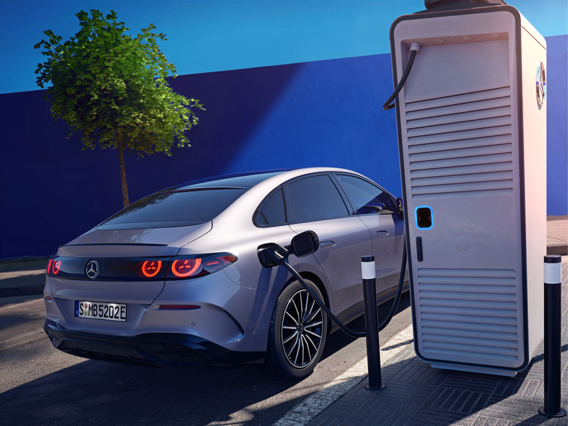 Poprawa jakości życia | Technologia | Mercedes-Benz Mercedes-Benz ładujący się na stacji ładowania samochodów elektrycznych.