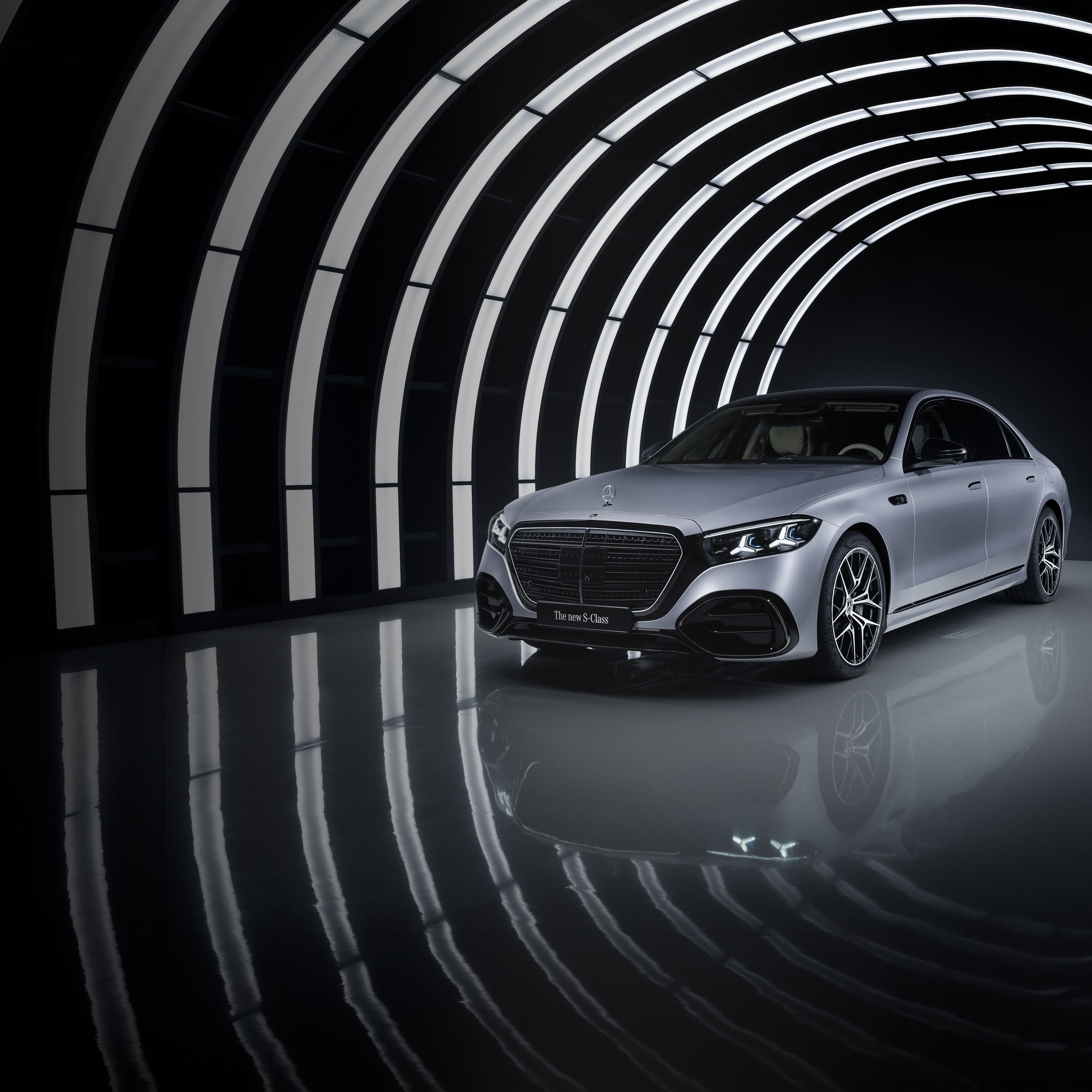 Mercedes-Benz Klasa S w oświetlonym garażu.